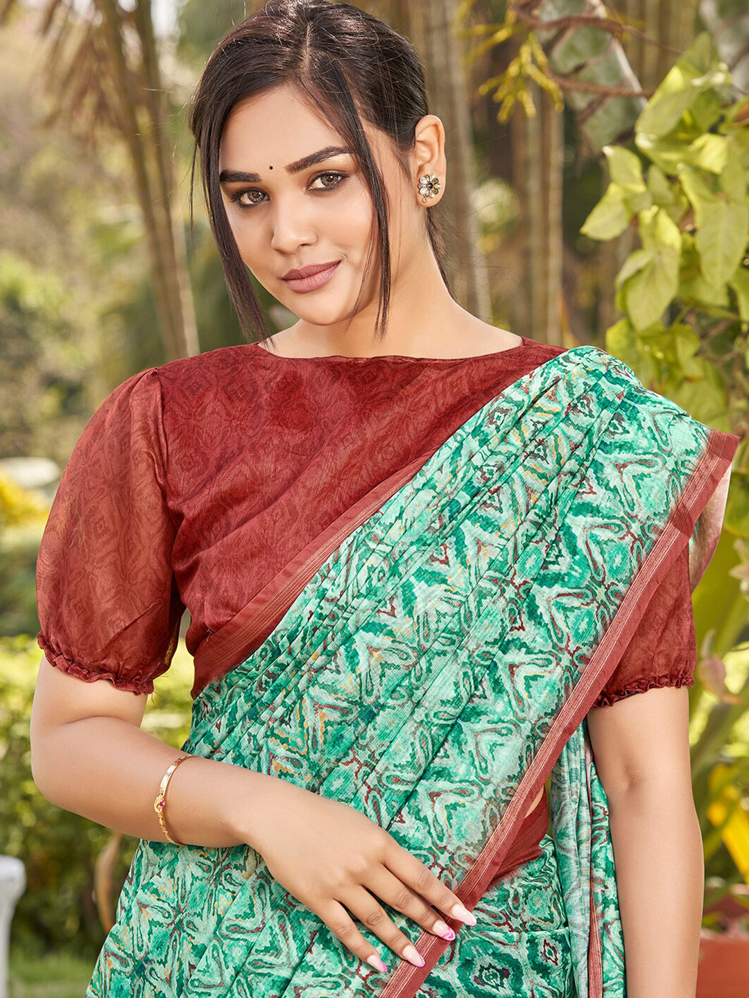 

Vishudh Green & Red Geometric Printed Chanderi Saree