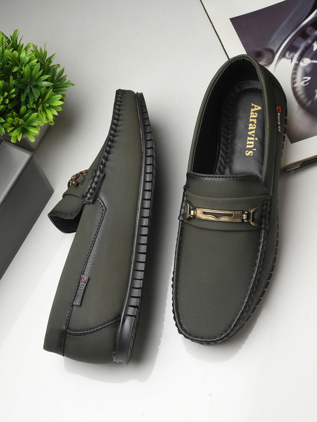 

AARAVIN'S Men Textured Lightweight Horsebit Loafers, Green
