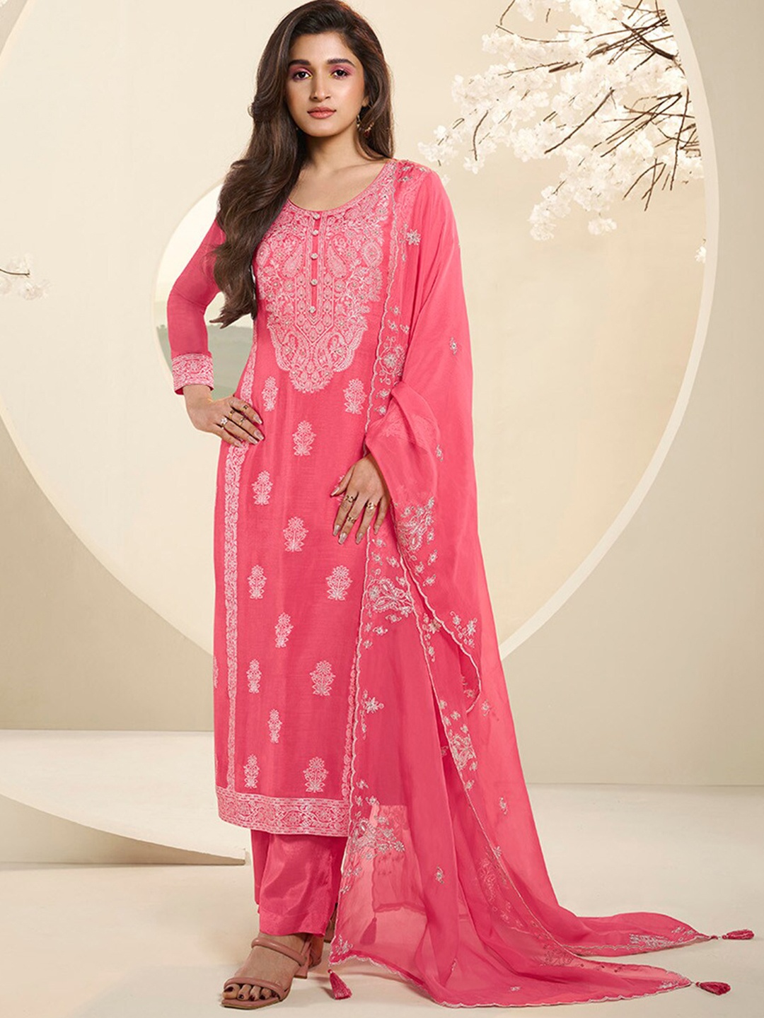 

Seerat Ethnic Motifs Printed Regular Beads & Stone Kurta With Trousers & Dupatta, Pink