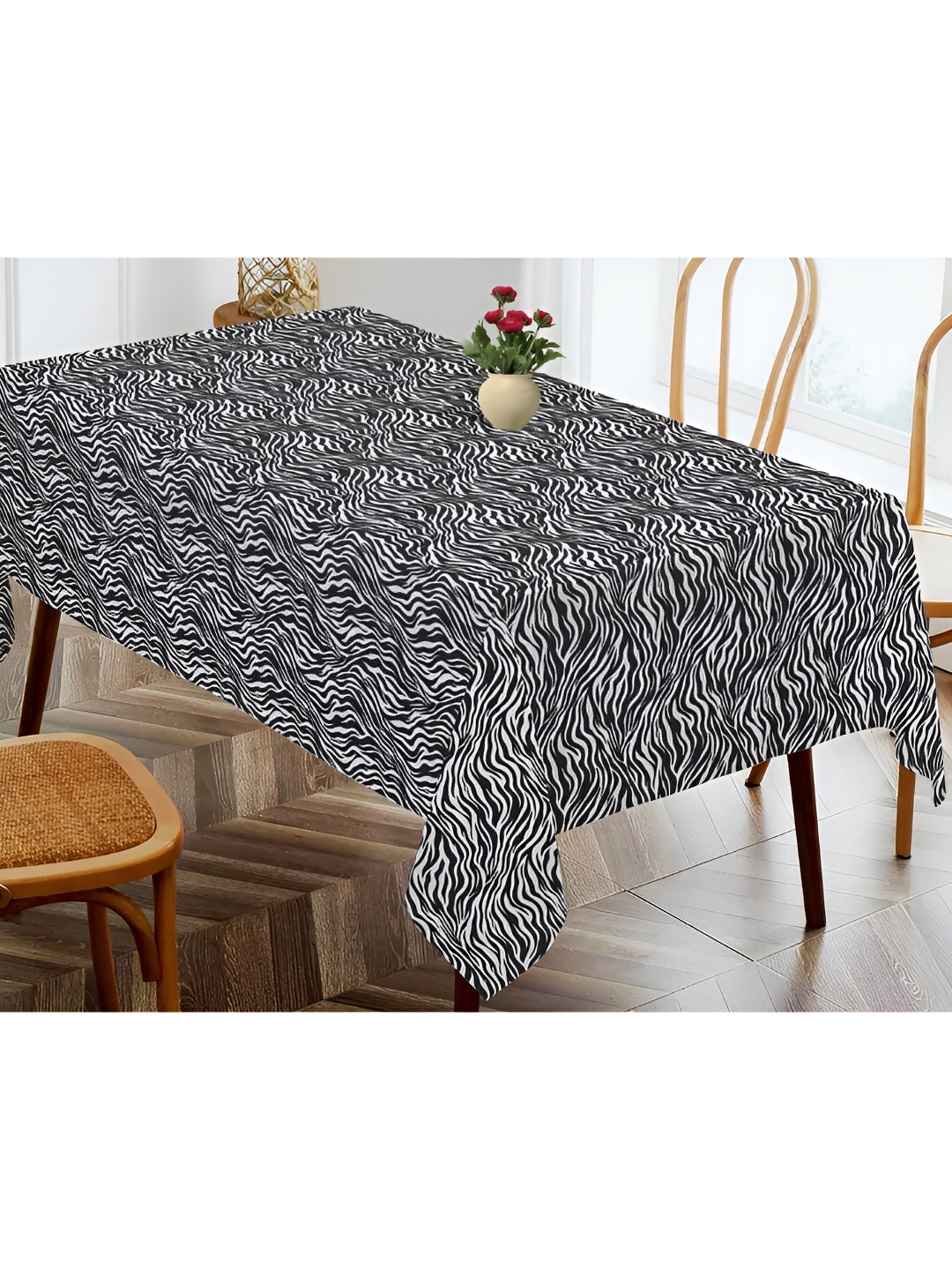 

OASIS Black & White Abstract Printed Cotton Rectangular Shaped 4 Seater Table Cover