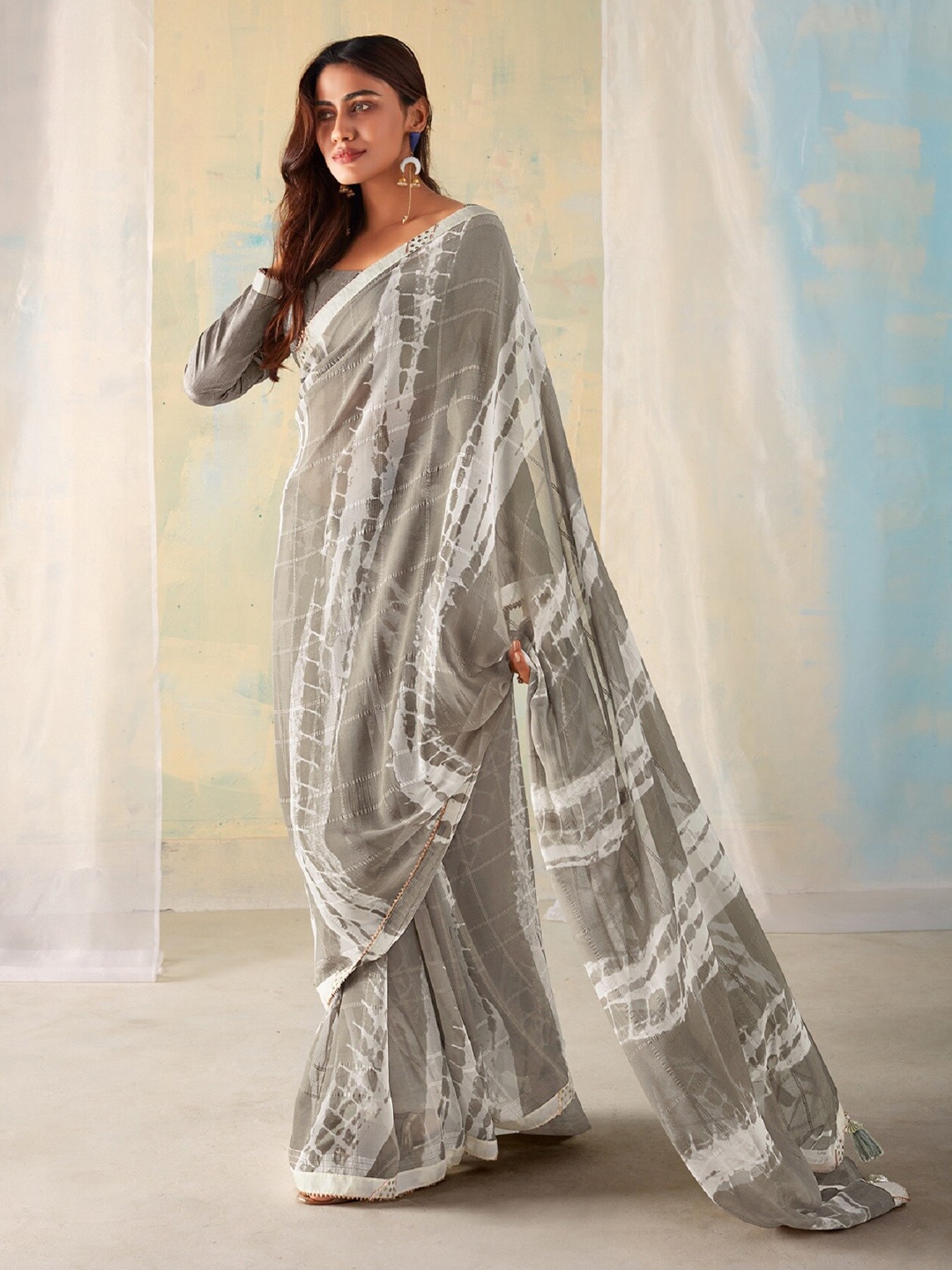 

Mitera Abstract Printed Saree, Grey