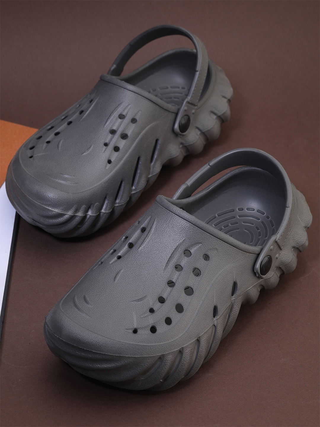 

HRX by Hrithik Roshan Men Grey Self Design Clogs