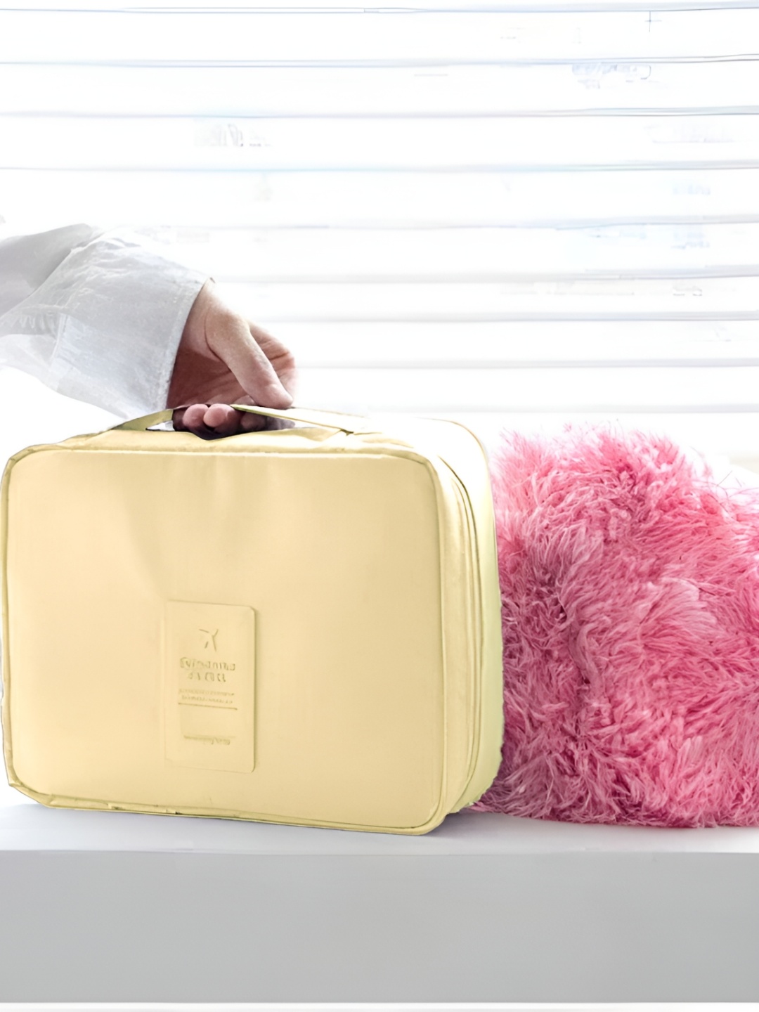 

Aura Cream Water Resistant Makeup Organiser