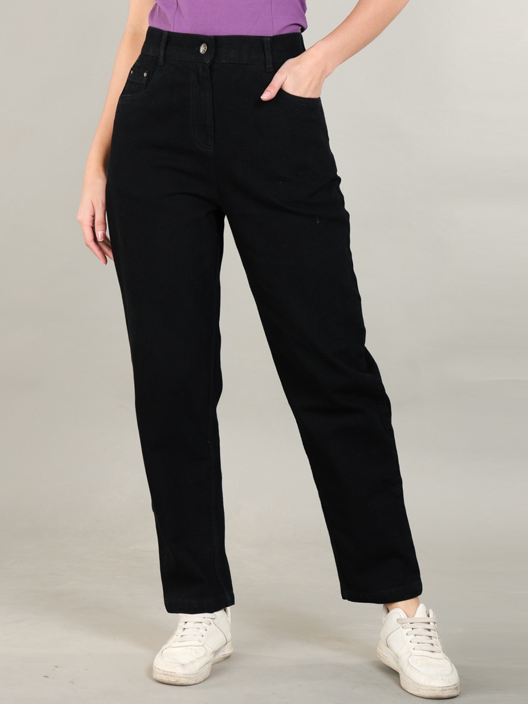 

The Roadster Lifestyle Co. Women Black Cotton Straight Clean Look No Fade Jeans