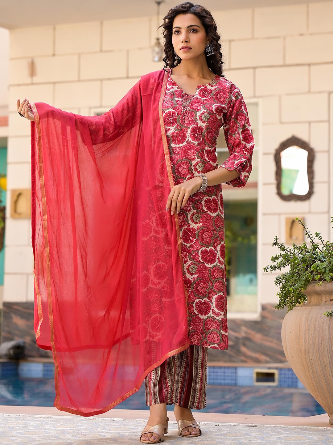 

Peachmode Round Neck Floral Printed Regular Kurta Set, Red