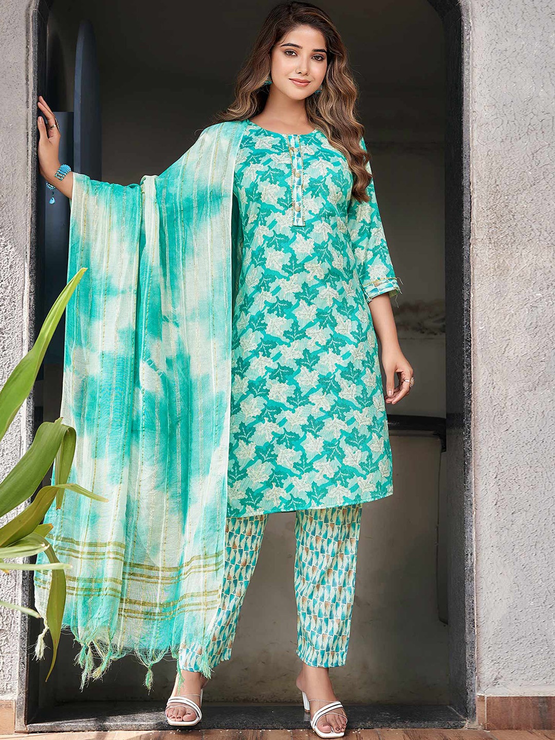 

Peachmode Round Neck Floral Printed Straight Kurta with Trouser & Dupatta, Turquoise blue