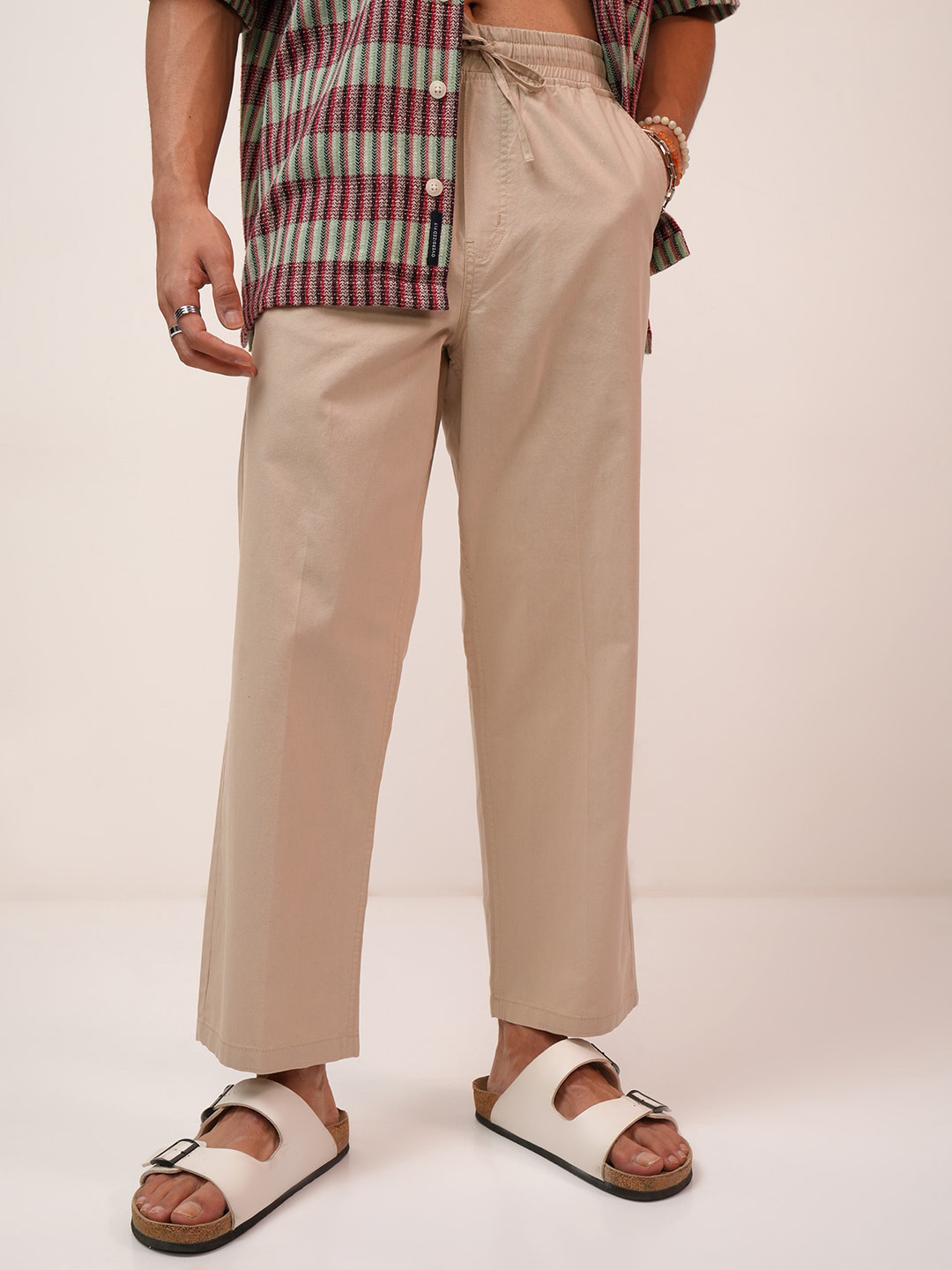 

HIGHLANDER Men Loose Fit Mid-Rise Trousers, Beige