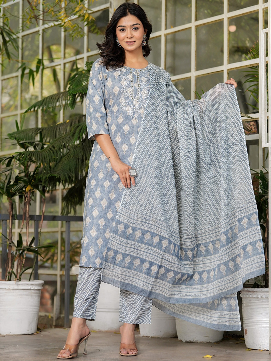 

DORIYA Floral Regular Mirror Work Straight Kurta with Palazzo & Dupatta, Grey