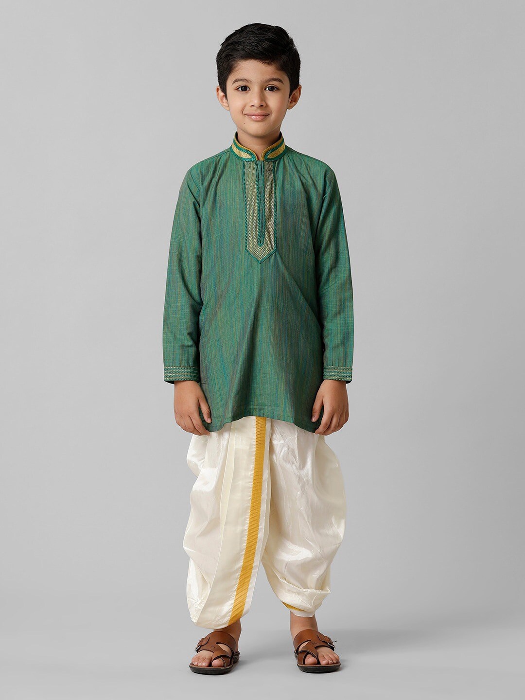 

Ramraj Boys Thread Work Mandarin Collar Straight Kurta with Panchakacham, Green