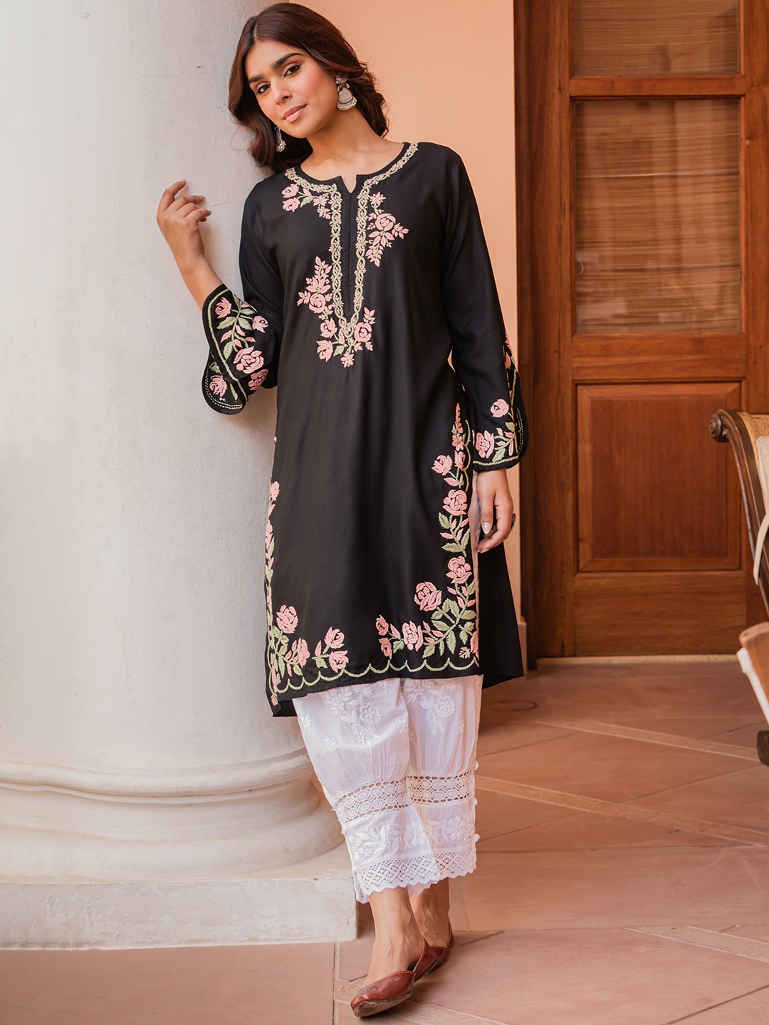 

HOUSE OF KARI Floral Embroidered Round Neck Long Sleeves Chikankari Straight Kurta, Black