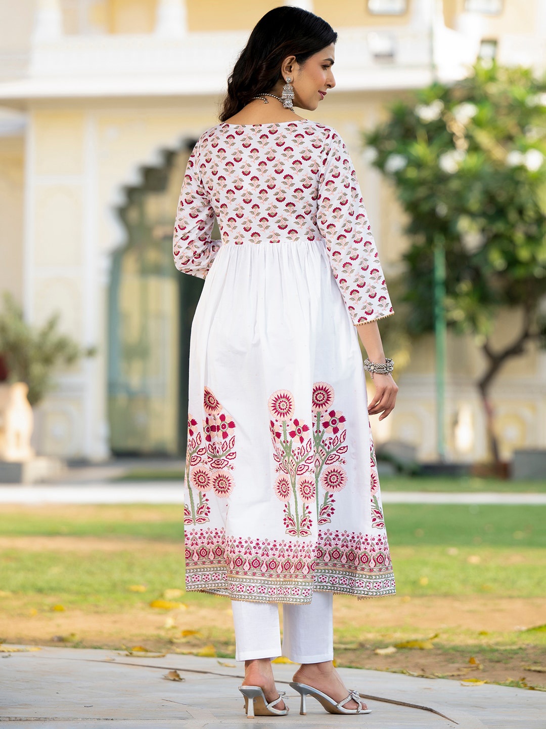 

Vishudh White Floral Printed Regular Pure Cotton Kurta With Trousers & Dupatta