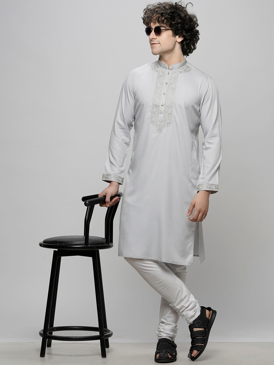 

MAAHI FABS Mandarin Collar Thread Work Kurta, Blue