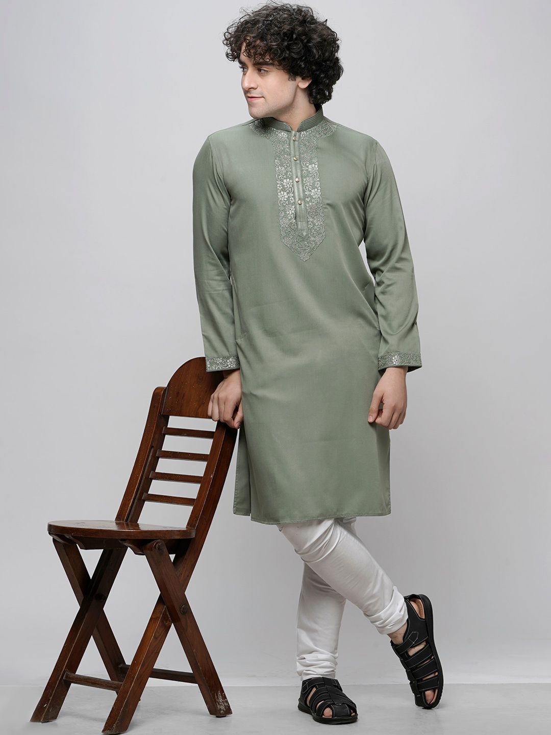 

MAAHI FABS Mandarin Collar Thread Work Cotton Kurta, Green