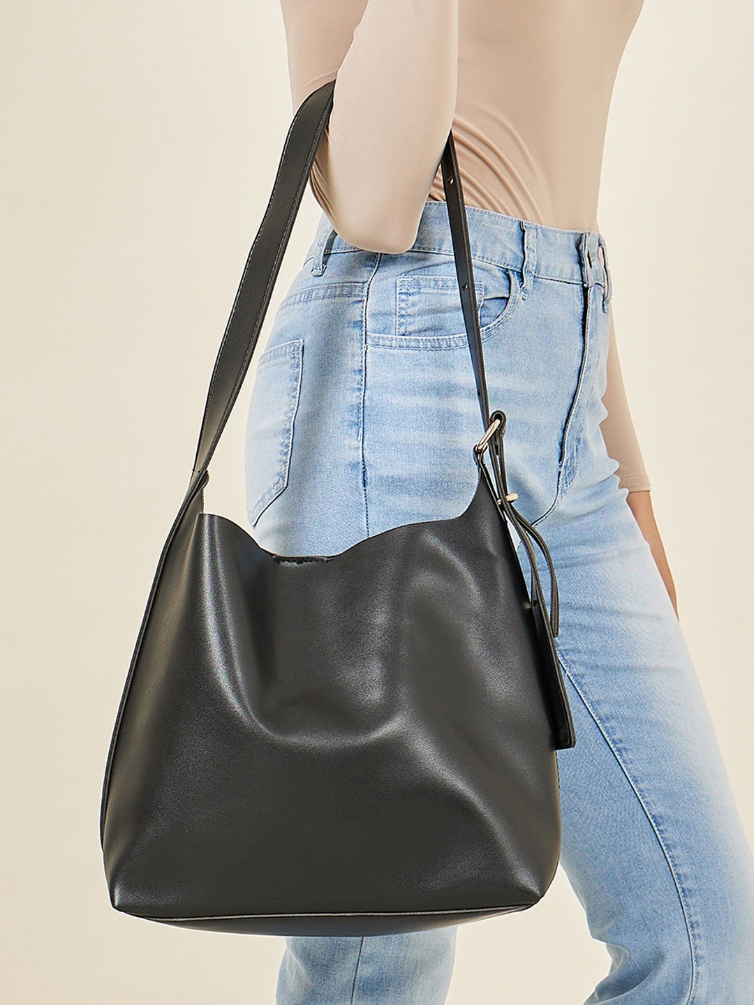 

Styli Black Bucket Shoulder Bag