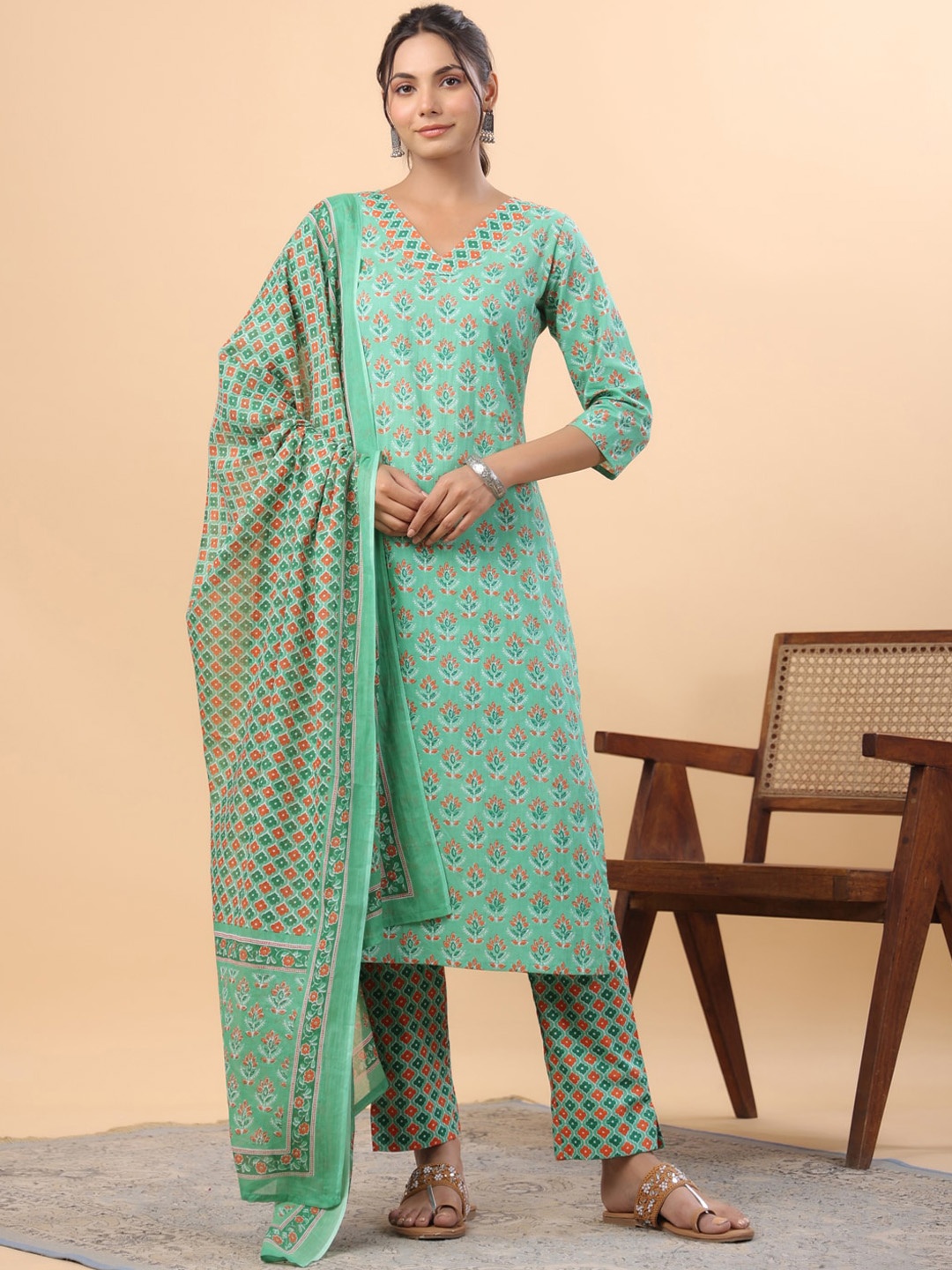 

Janasya Green Ethnic Motifs Printed V-Neck Pure Cotton Straight Kurta Set