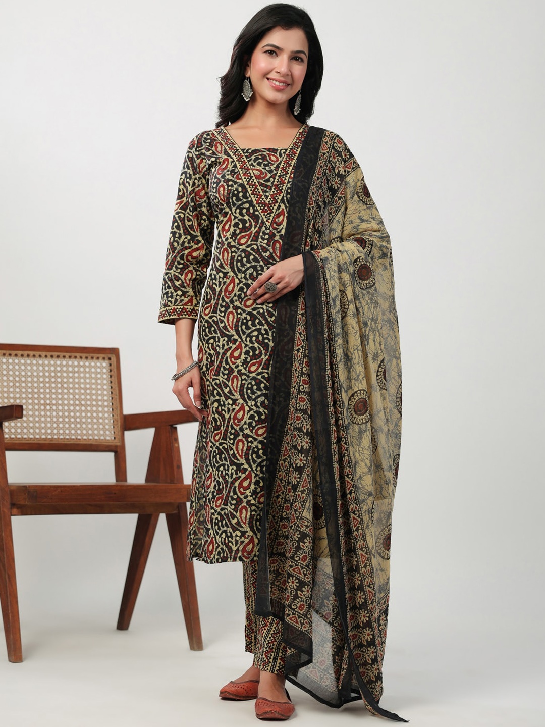 

Janasya Black Floral Printed Pure Cotton V-Neck Straight Kurta With Trousers & Dupatta
