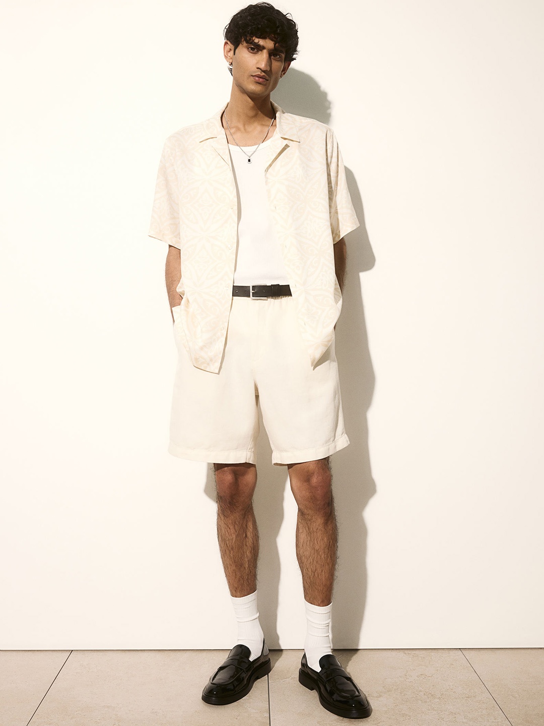 

H&M Men Relaxed Fit Linen-Blend Shorts, White