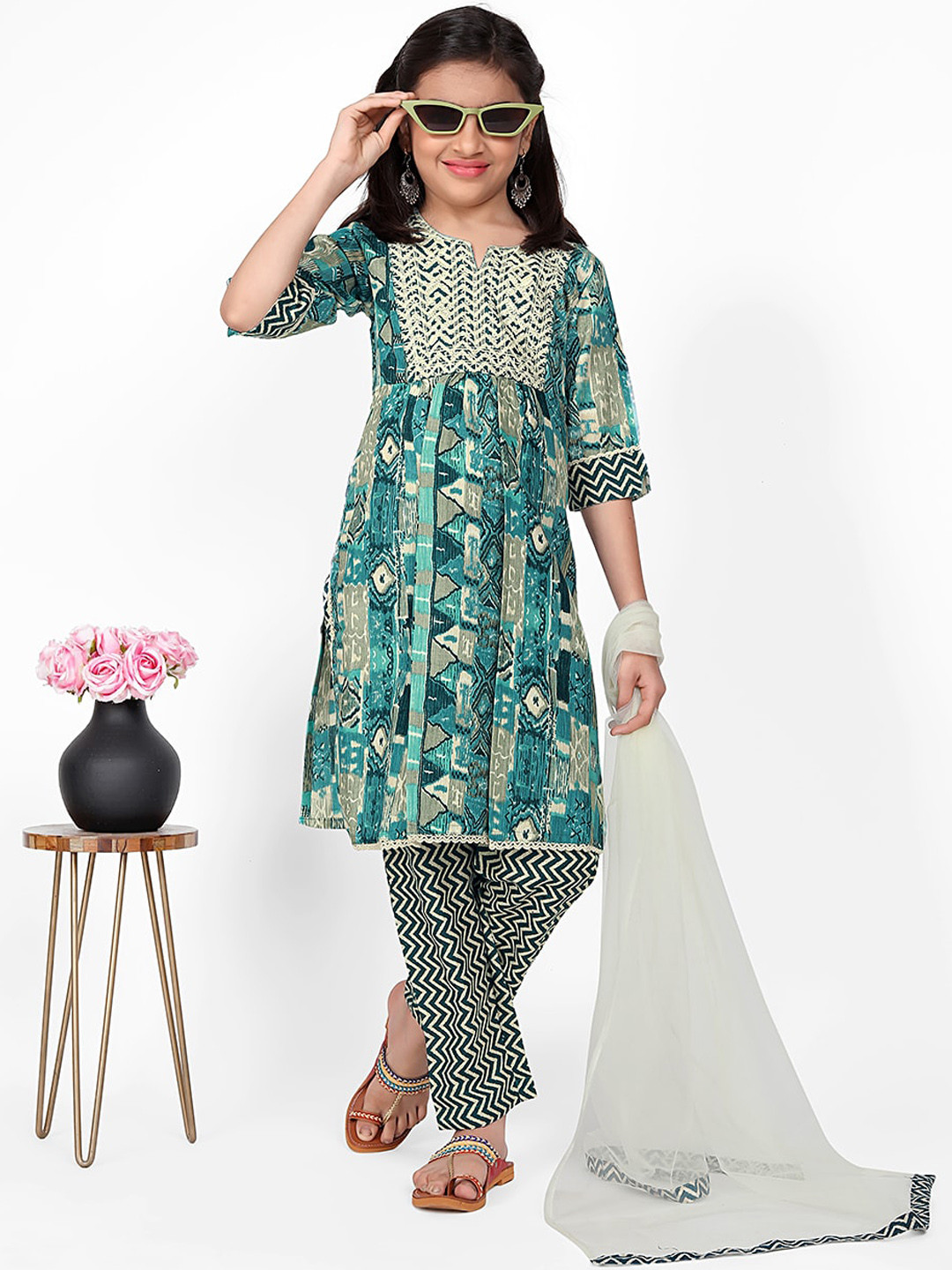 

BAESD Girls Floral Printed Notched Neck Straight Kurta with Trousers & With Dupatta, Blue
