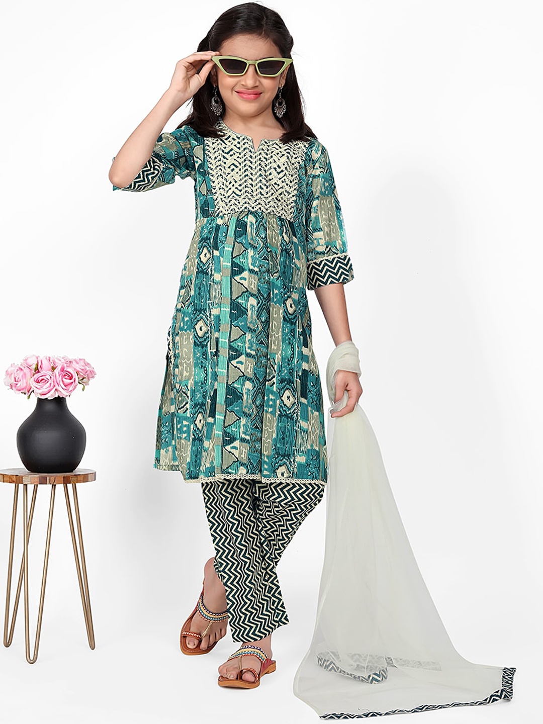 

BAESD Girls Floral Printed Empire Kurta with Trousers & With Dupatta, Blue