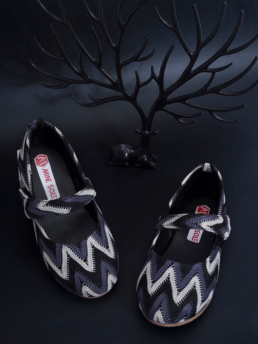 

Minesole Girls Textured Ballerinas, Black