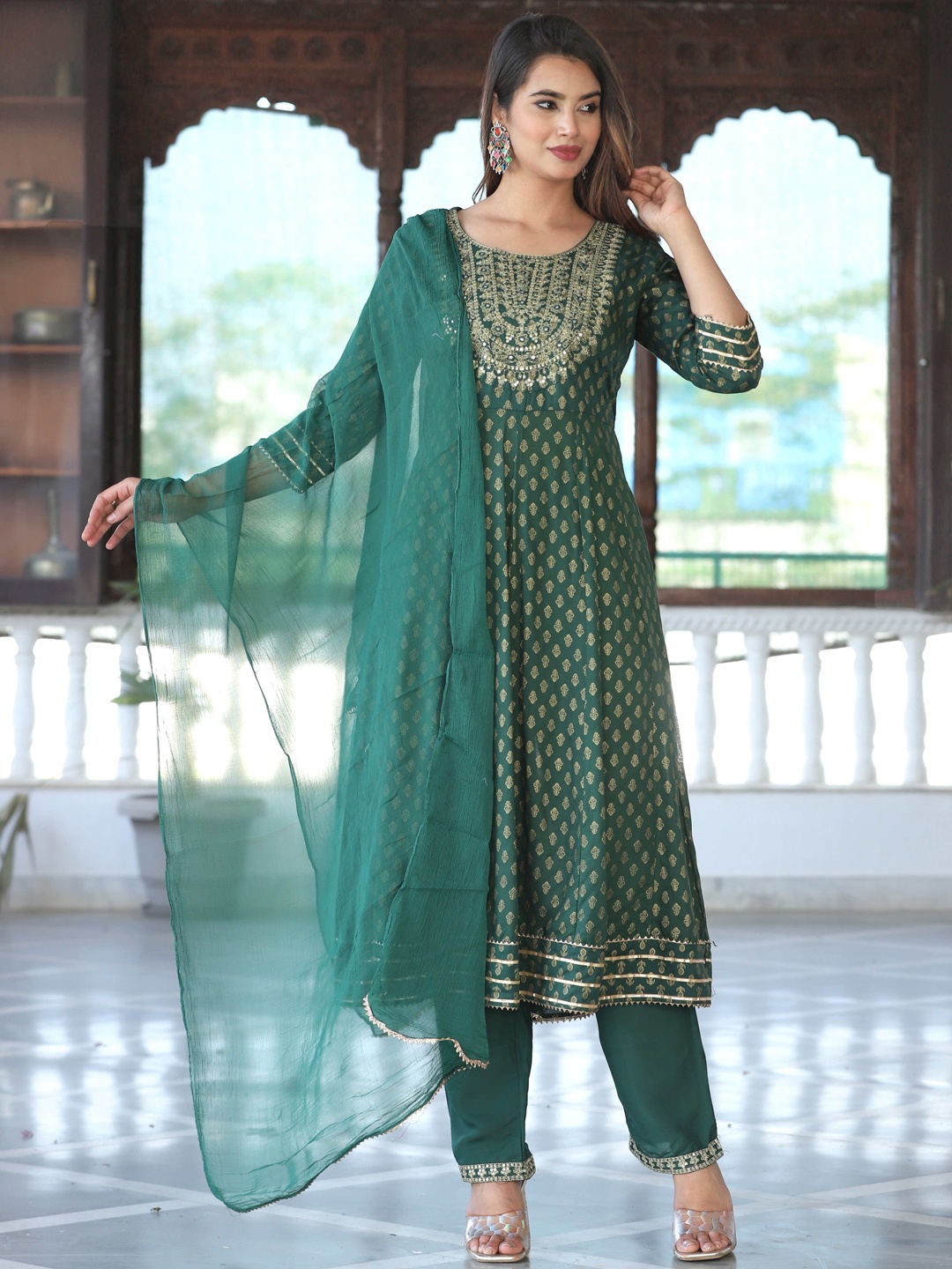 

SINGNI Ethnic Motifs Embroidered Mirror Work Kurta With Trousers & Dupatta, Green