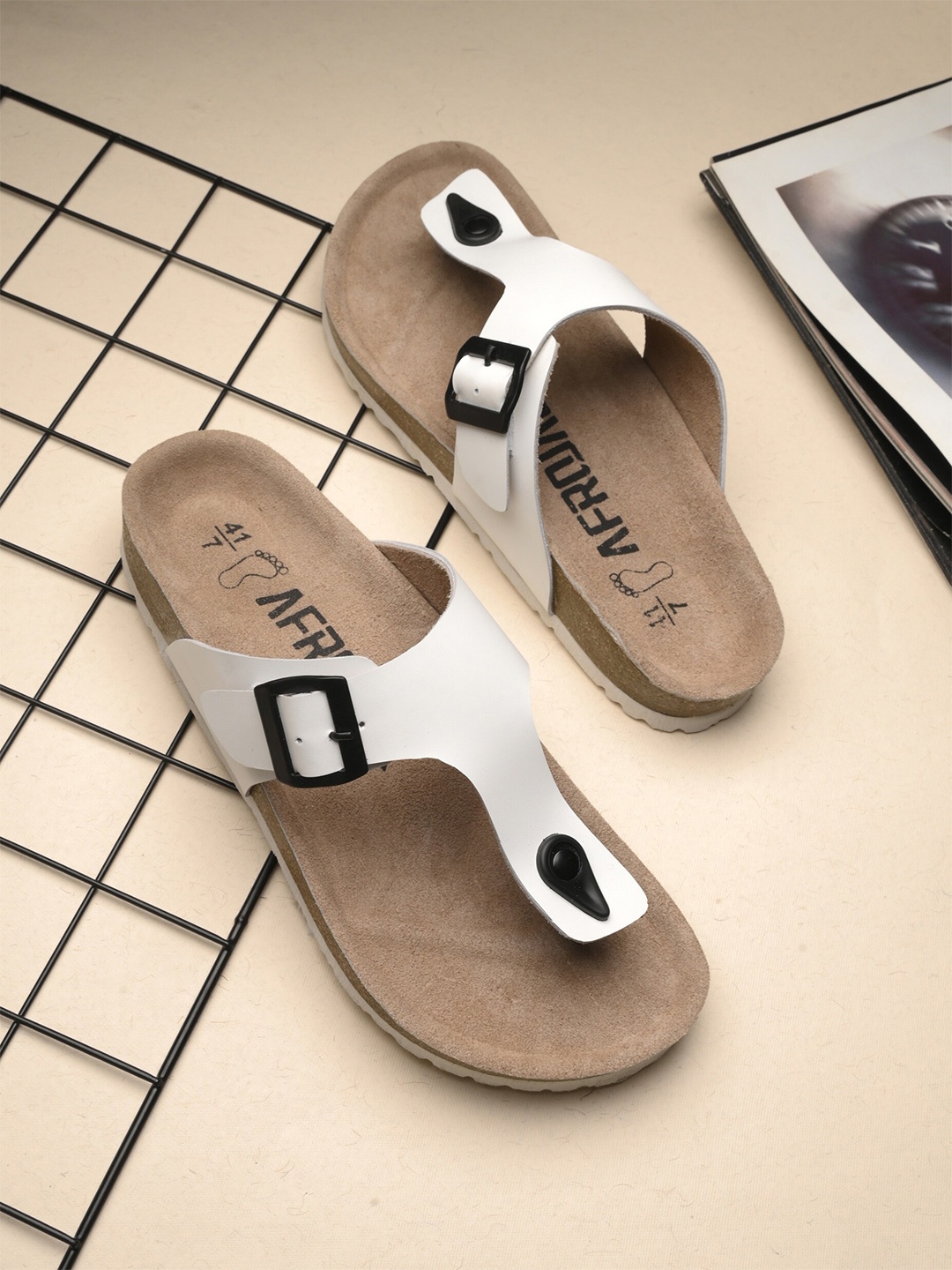 

AfroJack Men Buckle Detailed Thong Flip-Flops, White