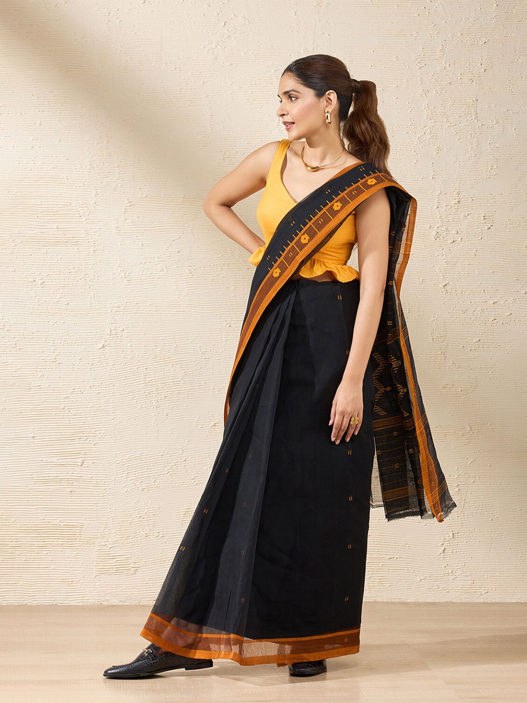 

Taneira Woven Design Pure Cotton Saree, Black