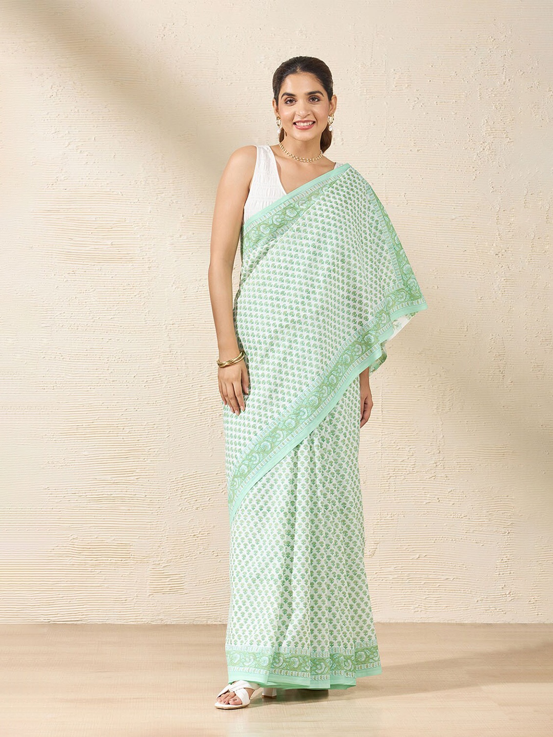 

Taneira Floral Printed Pure Cotton Saree, Green