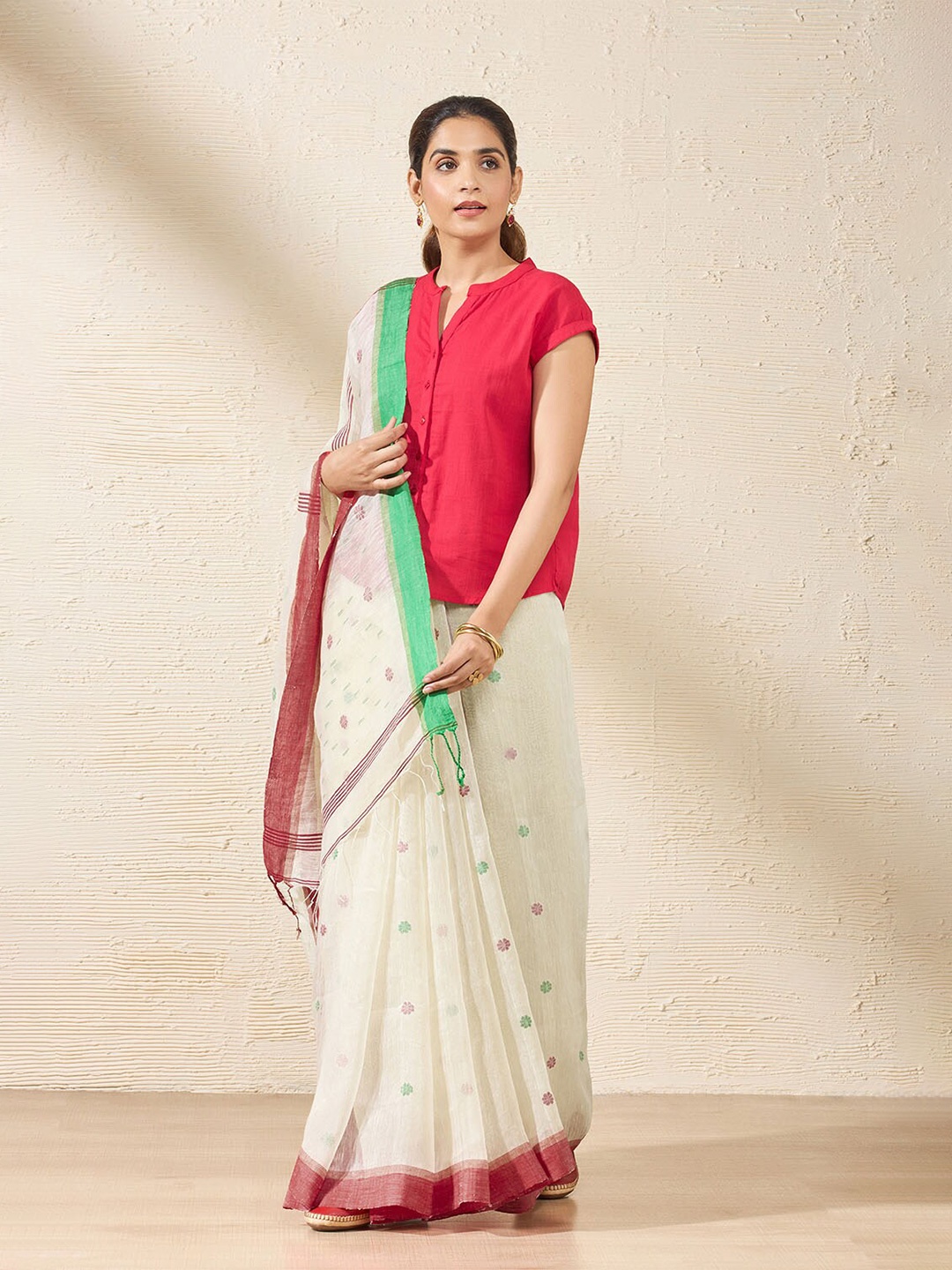 

Taneira Floral Printed Saree, Off white