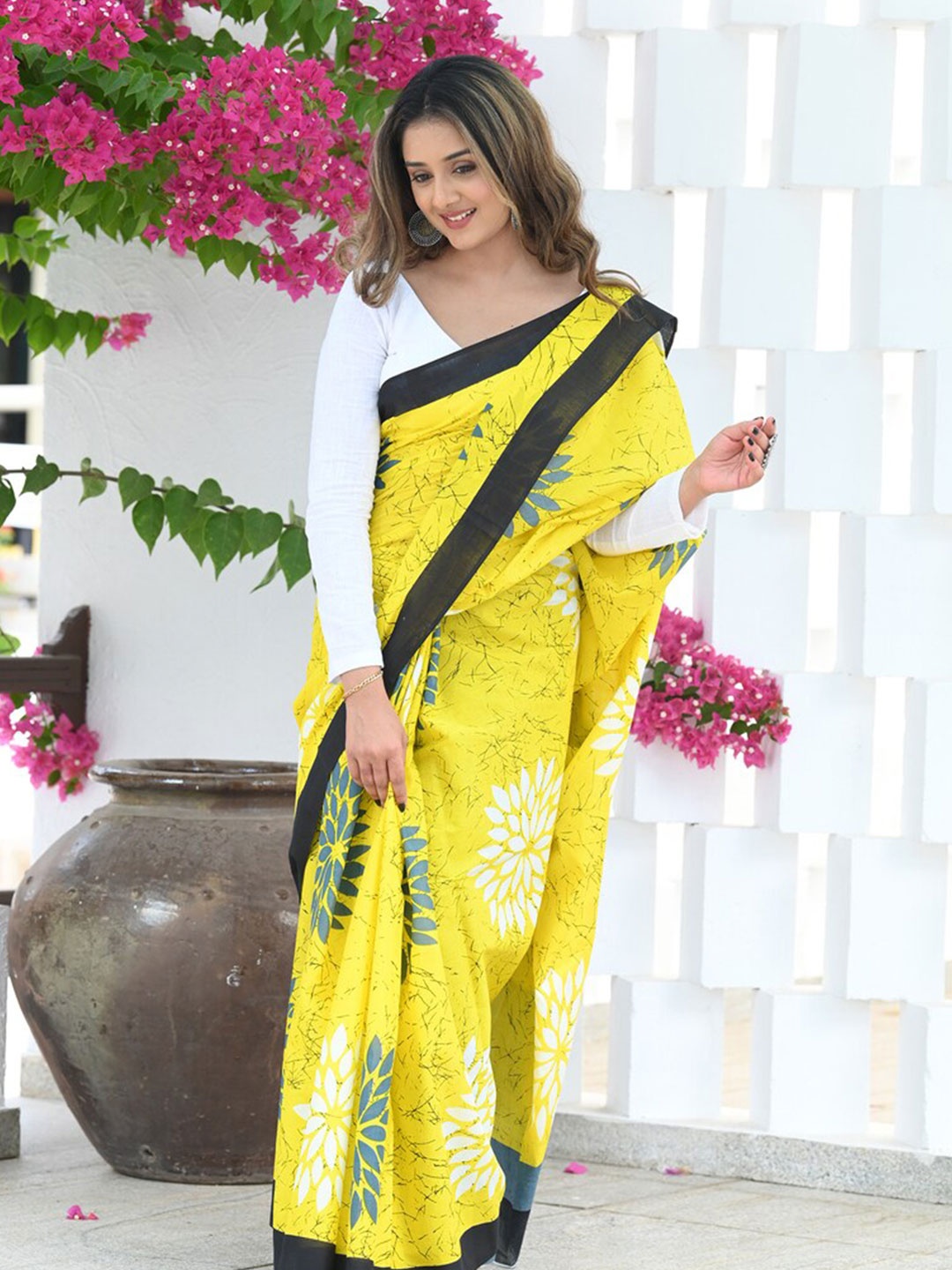

BEATITUDE Floral Printed Pure Cotton Saree, Yellow
