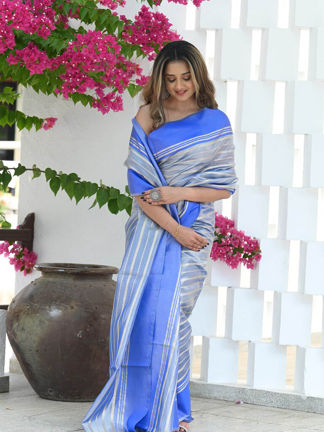 

BEATITUDE Striped Woven Design Zari Saree, Blue
