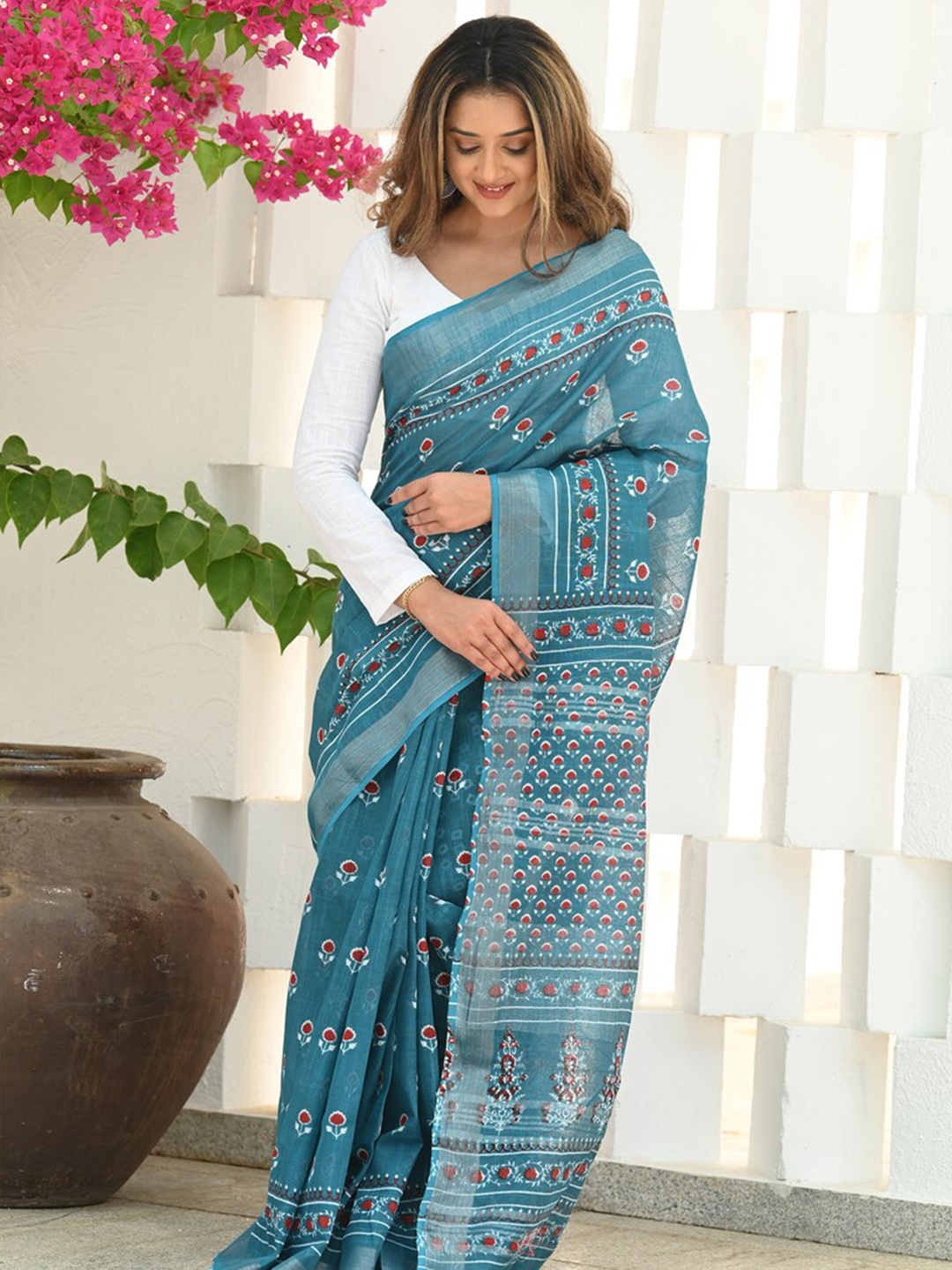 

BEATITUDE Floral Printed Zari Saree, Blue