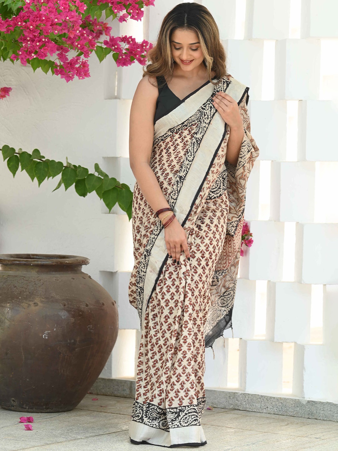 

BEATITUDE Ethnic Motifs Printed Saree, Beige