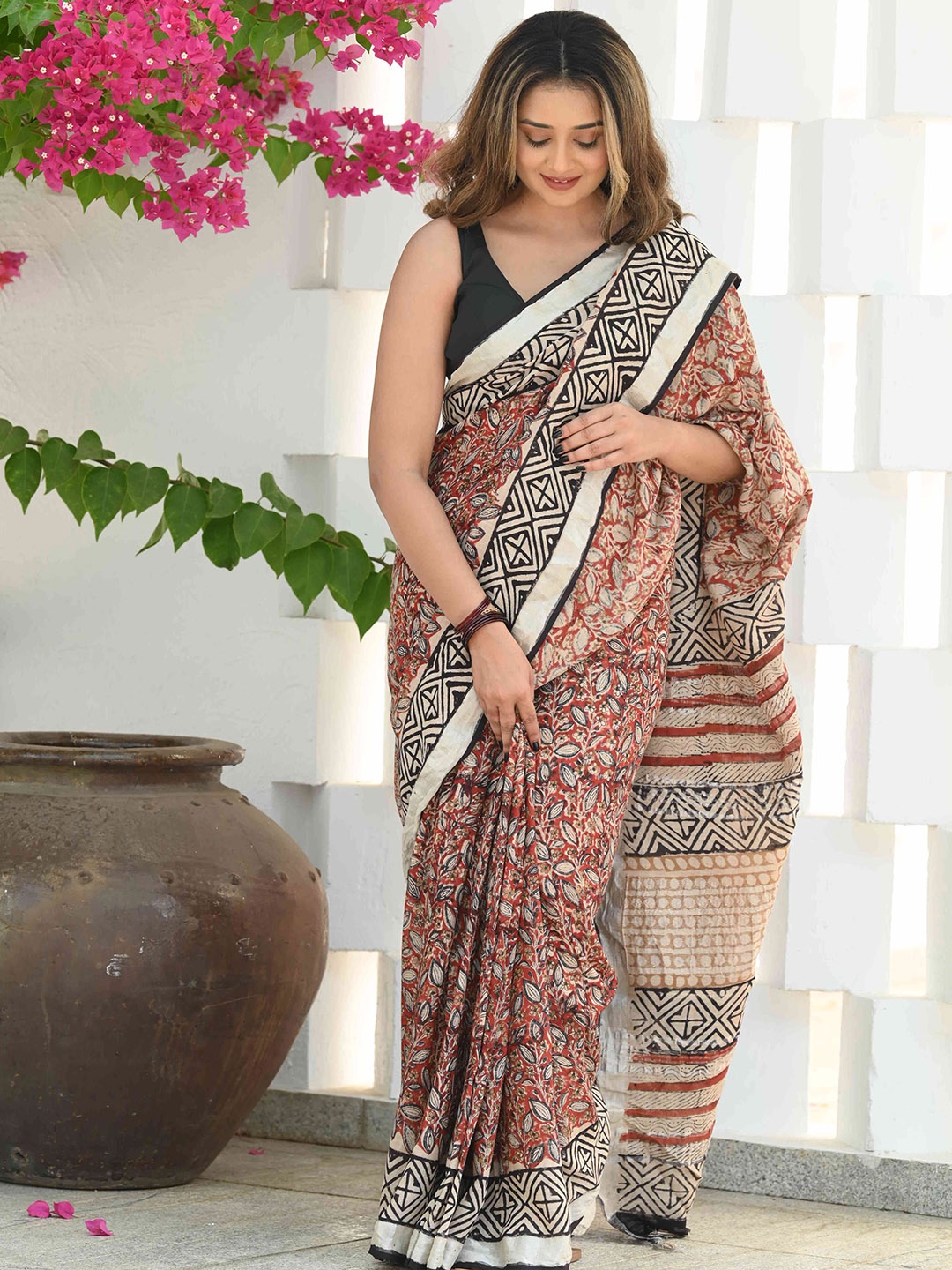 

BEATITUDE Floral Printed Zari Saree, Red