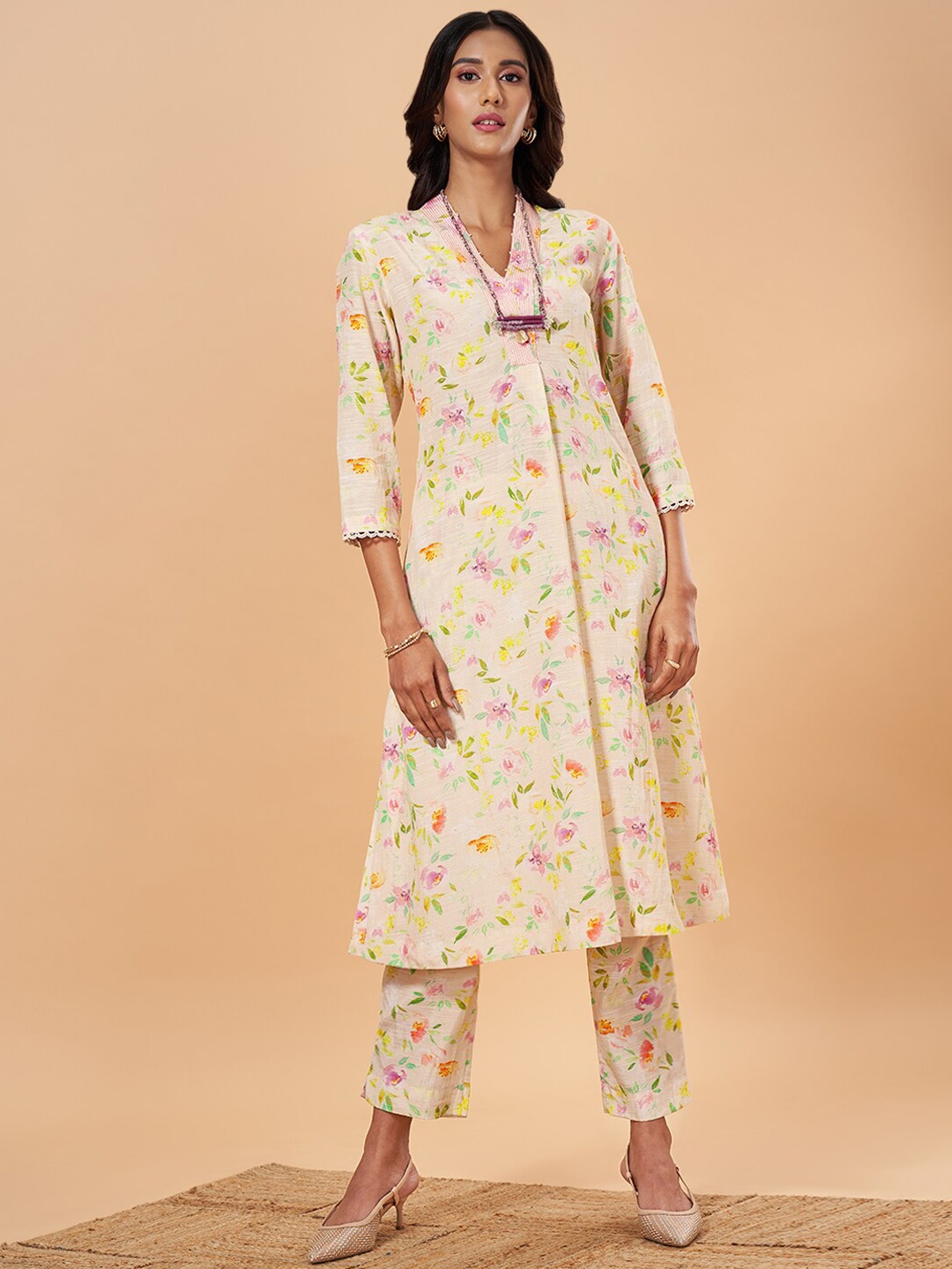 

Marigold Lane Floral Printed Pure Cotton Kurta with Trousers, Beige