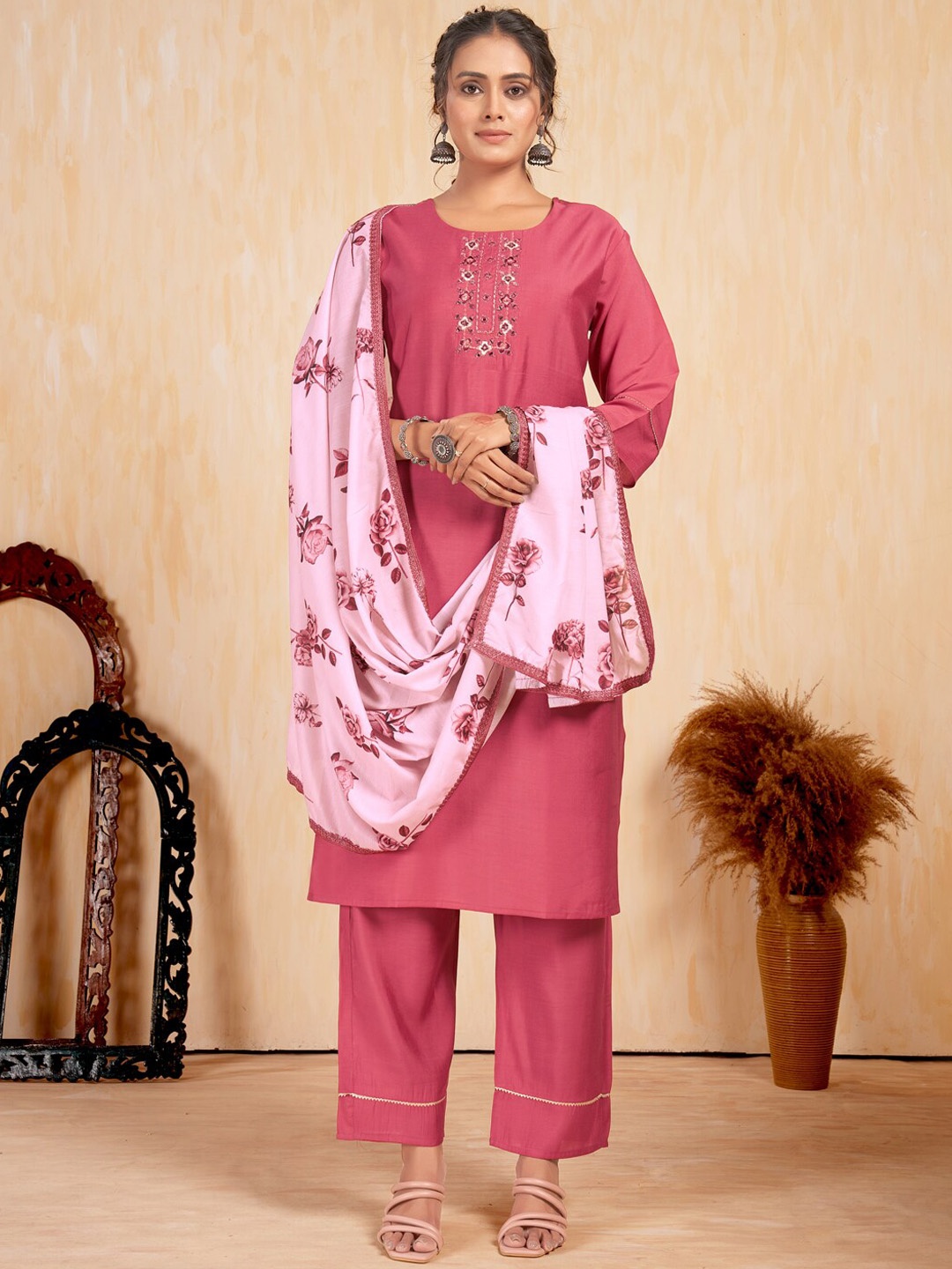 

MINGORA Yoke Design Regular Beads and Stones Kurta with Trousers & Dupatta, Pink