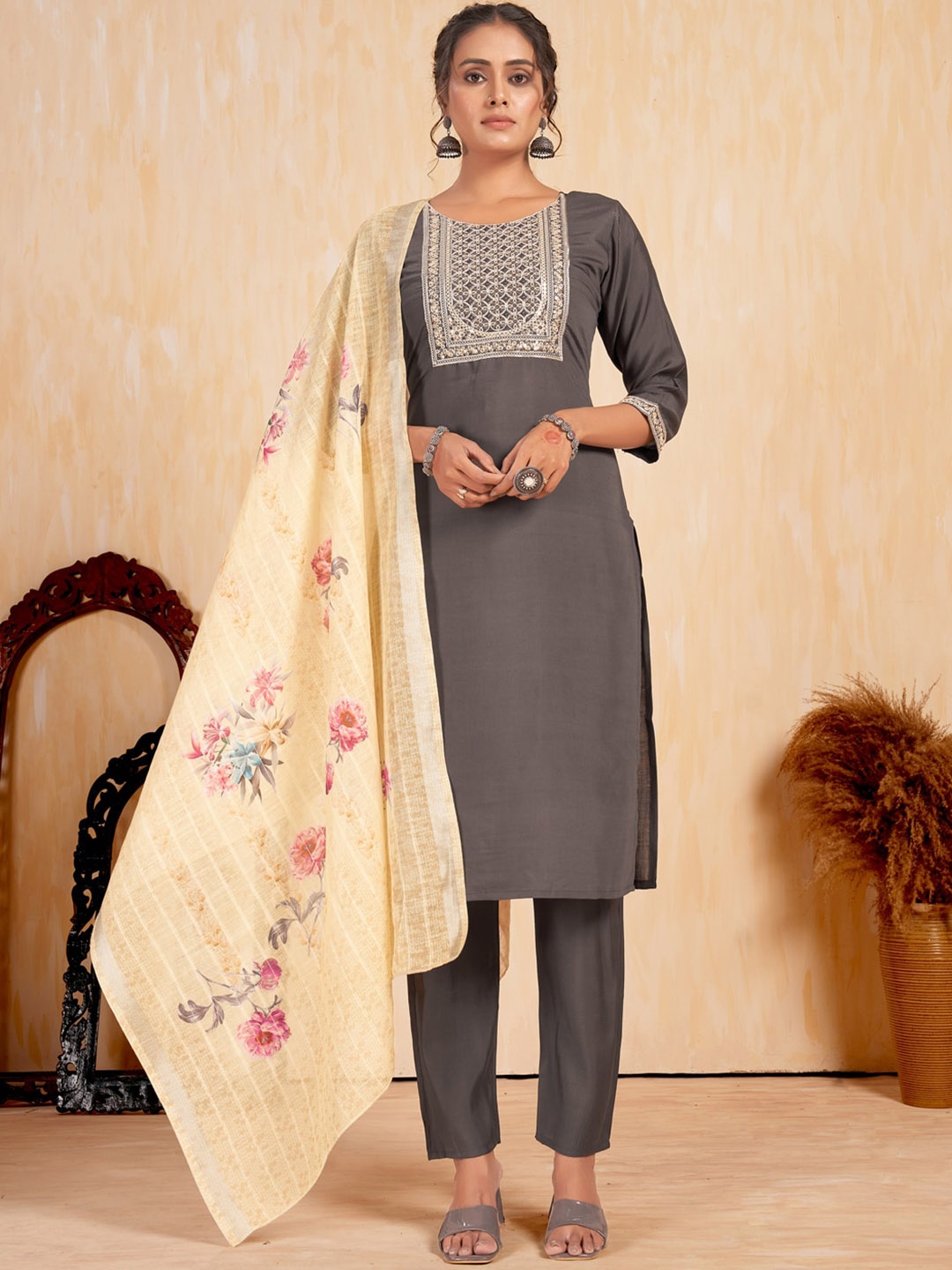 

MINGORA Round Neck Ethnic Motifs Embroidered Sequinned Kurta with Trouser & Dupatta, Grey