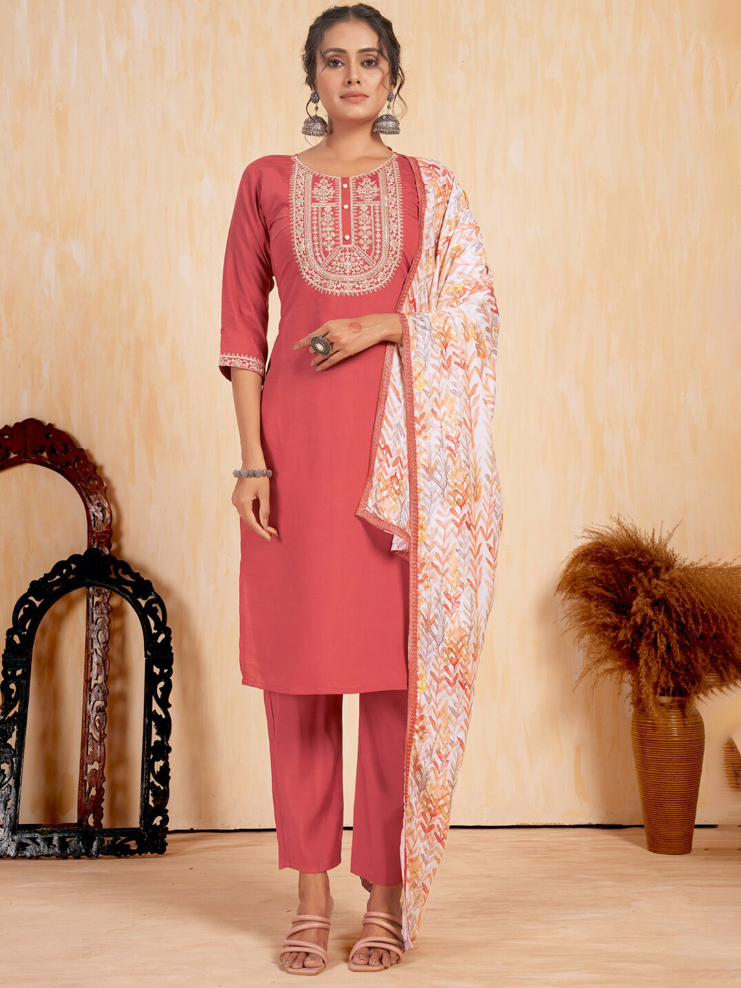 

MINGORA Floral Yoke Design Regular Thread Work Kurta with Trousers & Dupatta, Pink