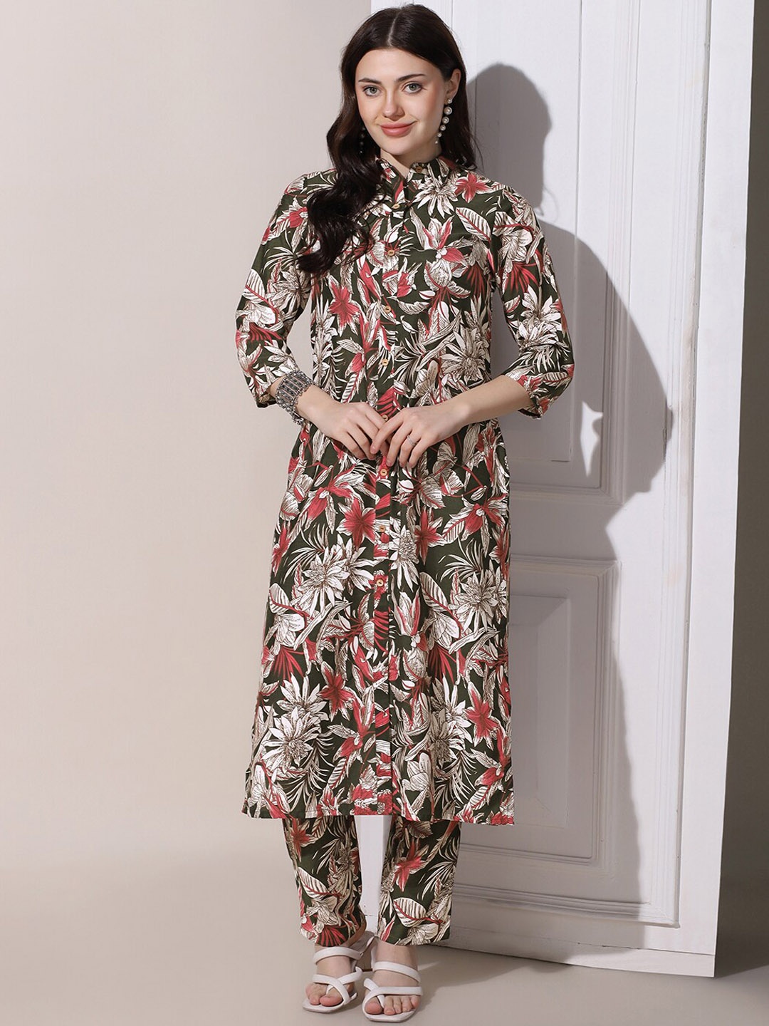 

FASHION DREAM Floral Printed Shirt Collar Three-Quarter Sleeves Kurta with Trousers, Green