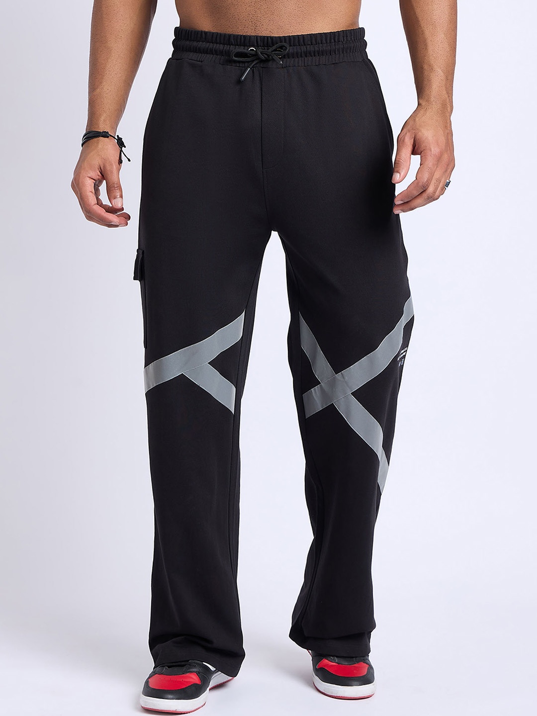 

EDRIO Men Self Design Cotton Mid Rise Track Pants, Black