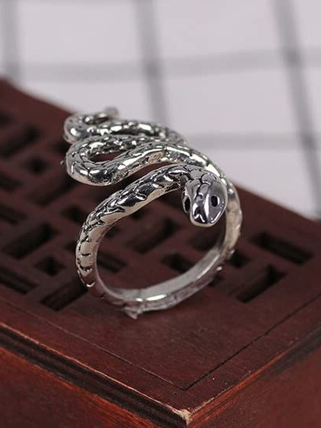 

Okos Set Of 2 Textured Snake-Shaped Adjustable Finger Rings, Gold