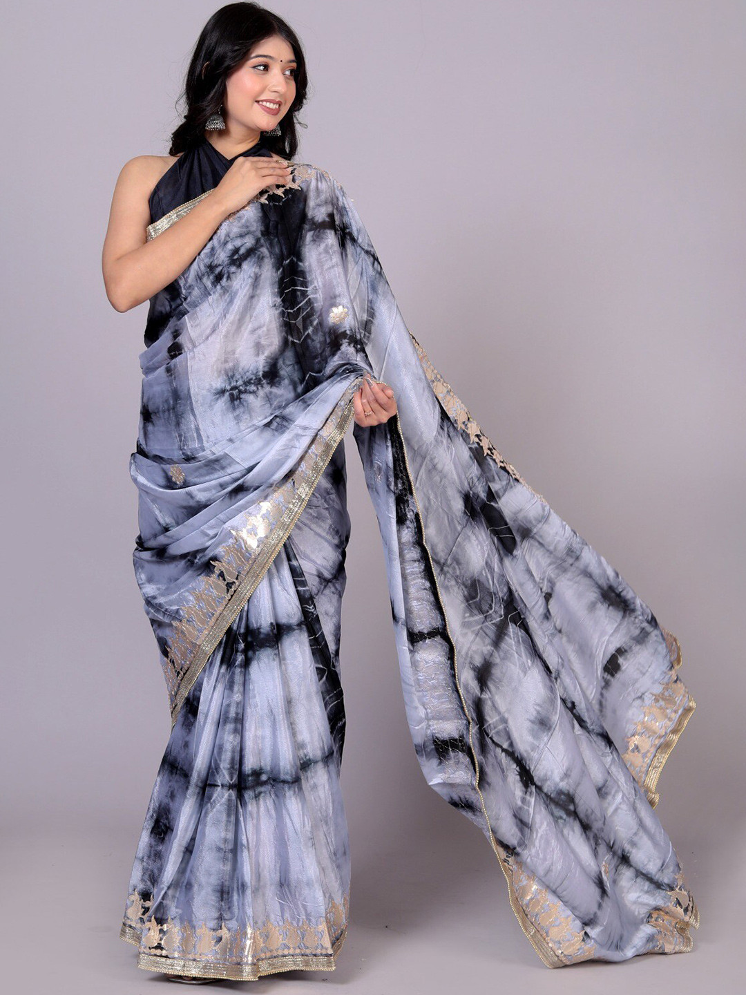 

VL SAREES Tie and Dye Block Printed Gotta Patti Pure Chiffon Saree, Grey