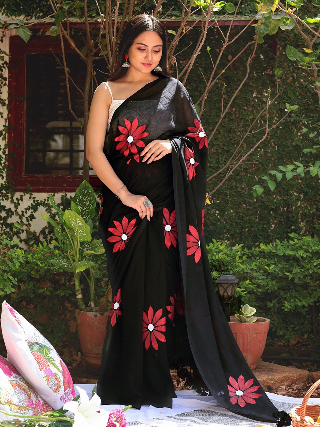 

TEEJH Floral Pure Cotton Murshidabad silk Saree, Black