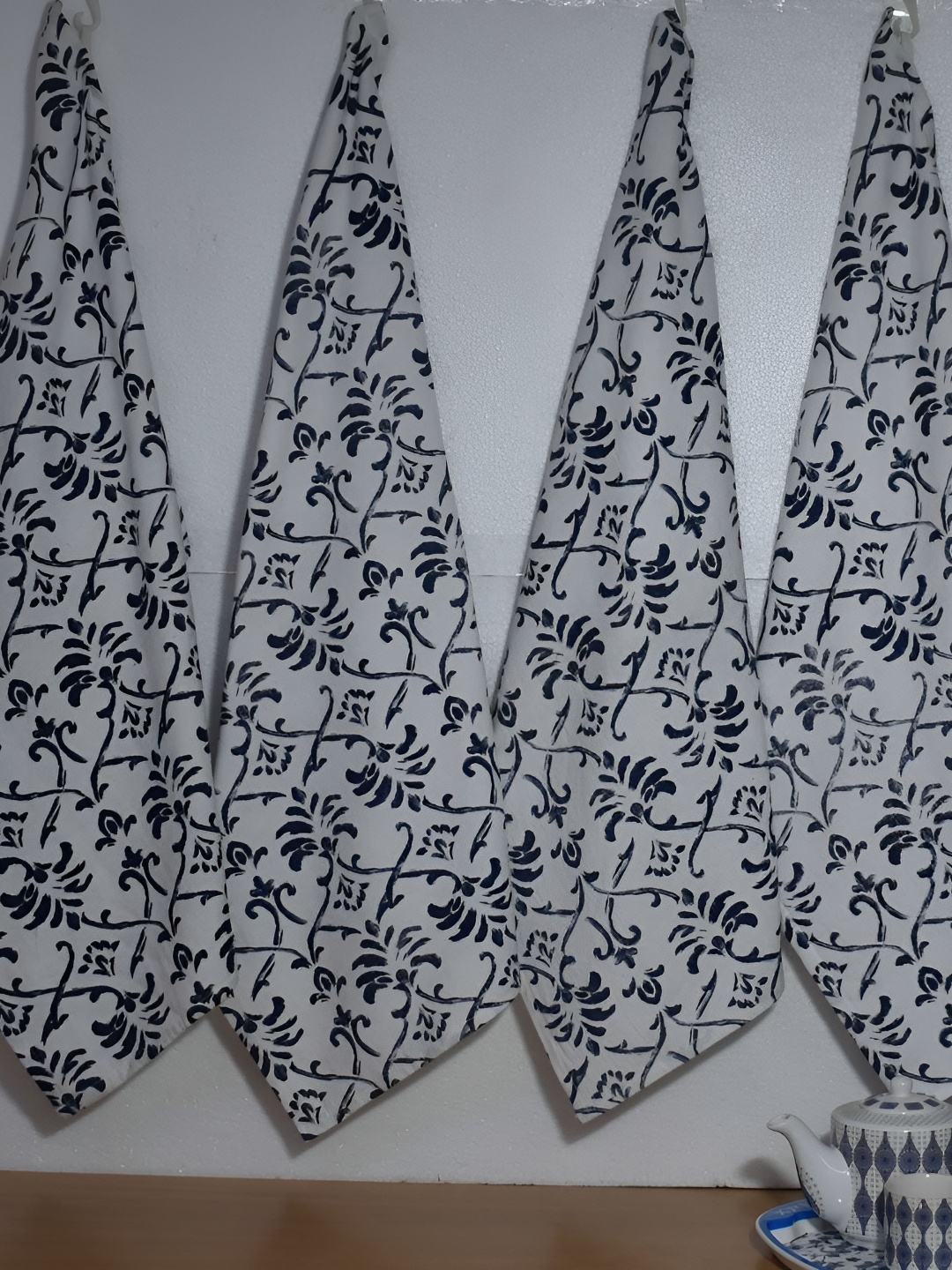 

Aura Navy Blue & White 4 Pieces Printed 400 GSM Pure Cotton Kitchen Towels