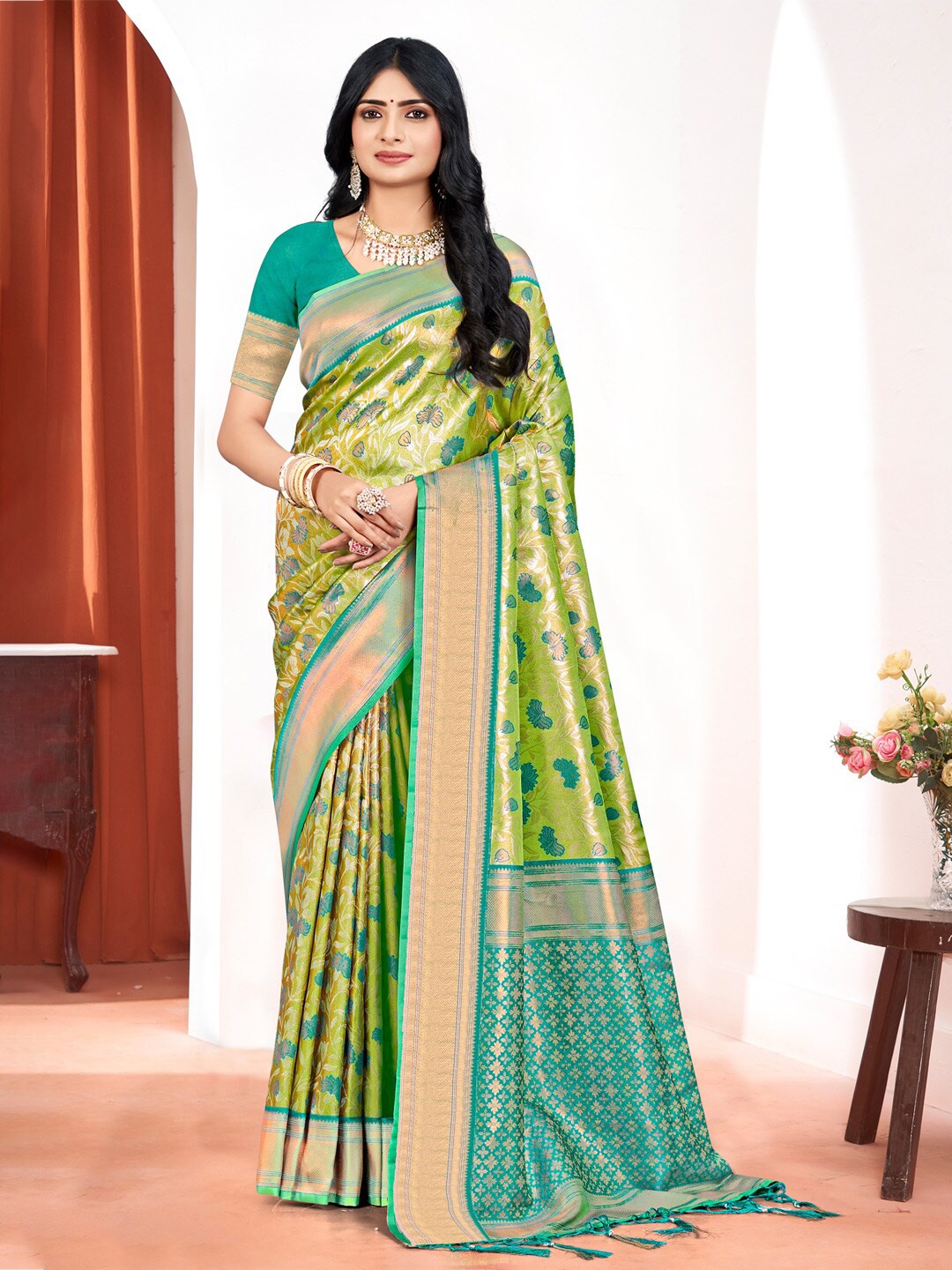 

SANGAM PRINTS Floral Printed Zari Saree, Green