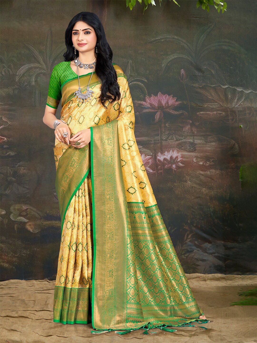 

SANGAM PRINTS Floral Printed Zari Saree, Yellow
