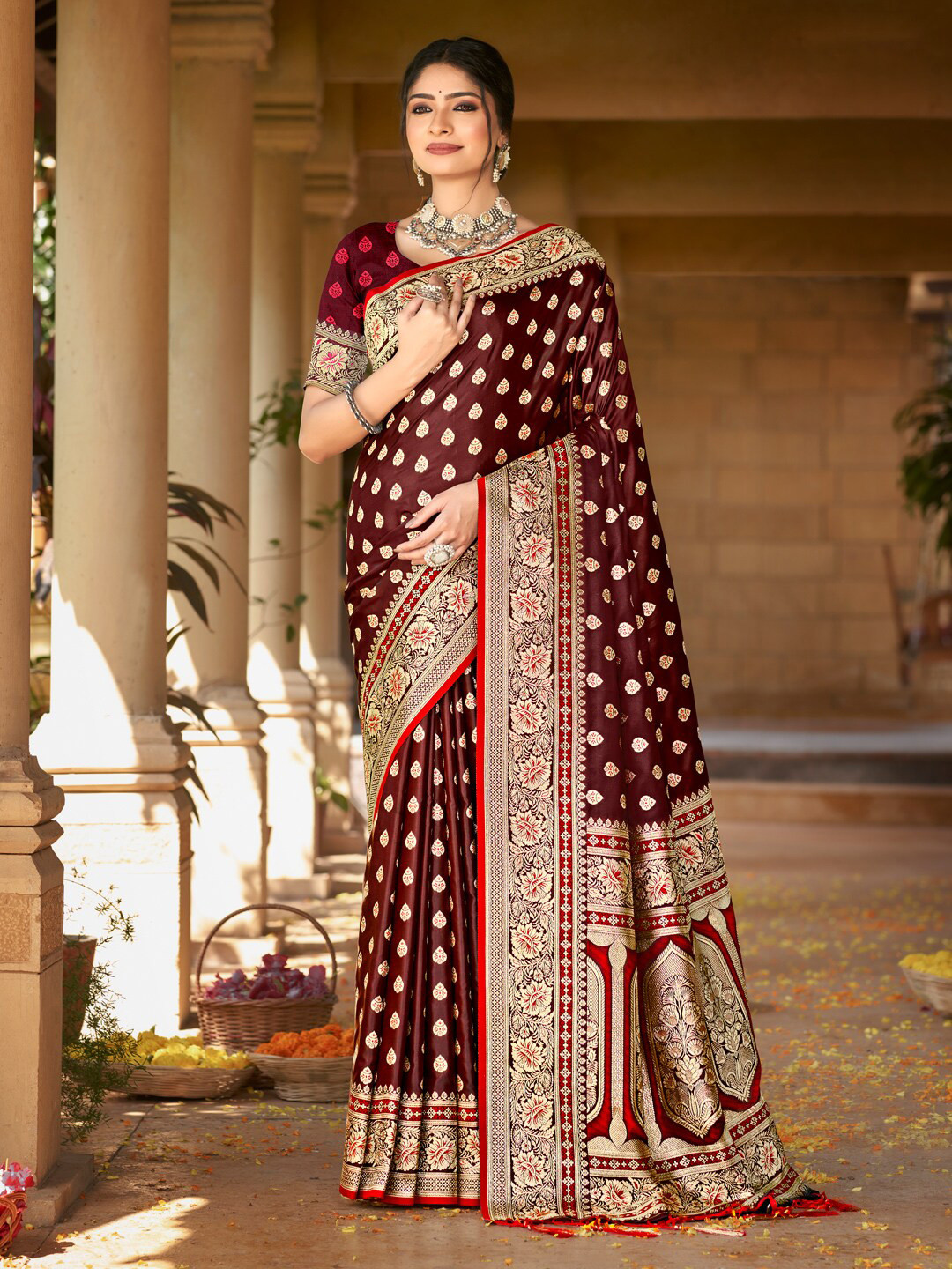 

SANGAM PRINTS Floral Woven Design Zari Saree, Brown