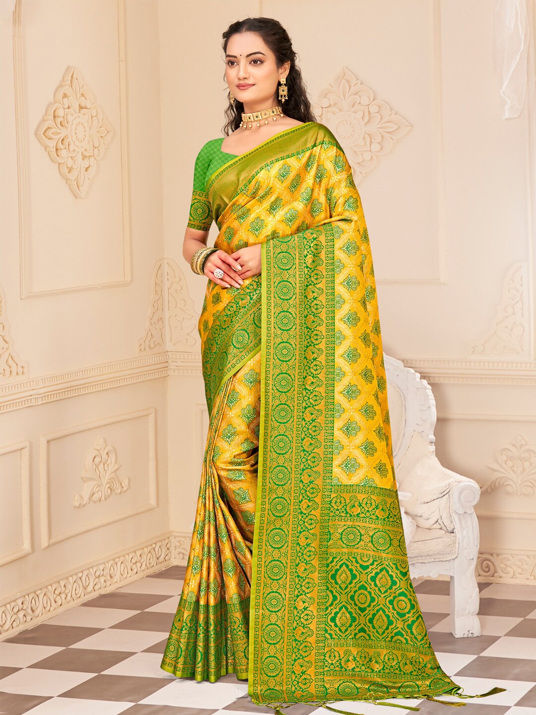 

SANGAM PRINTS Floral Printed Zari Saree, Yellow