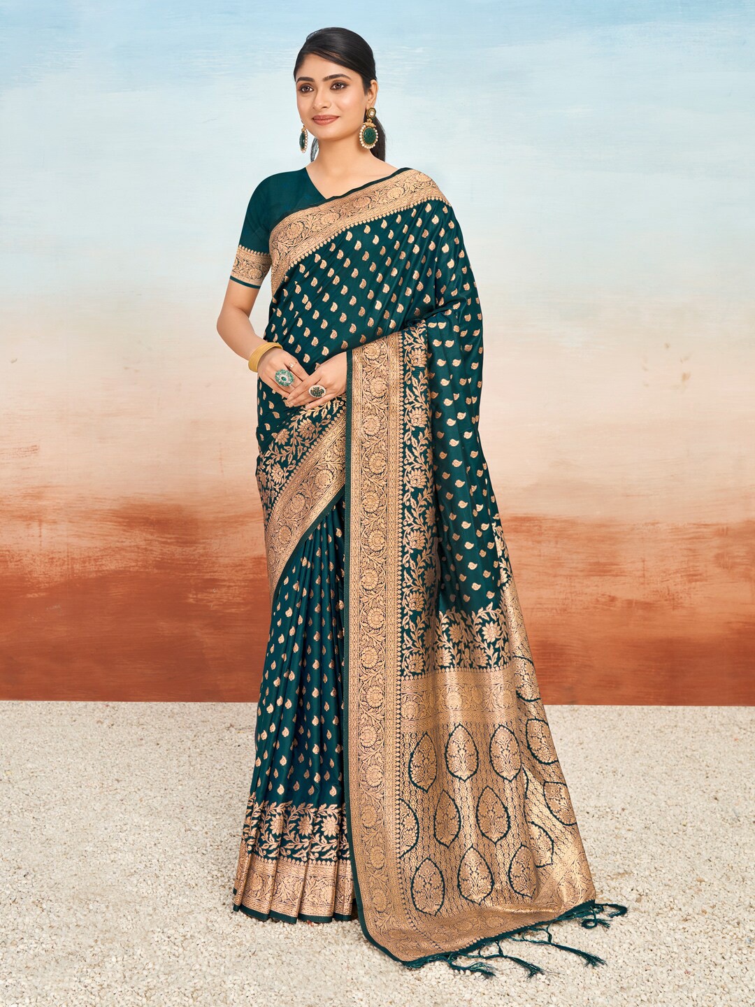 

SANGAM PRINTS Floral Woven Design Zari Saree, Green