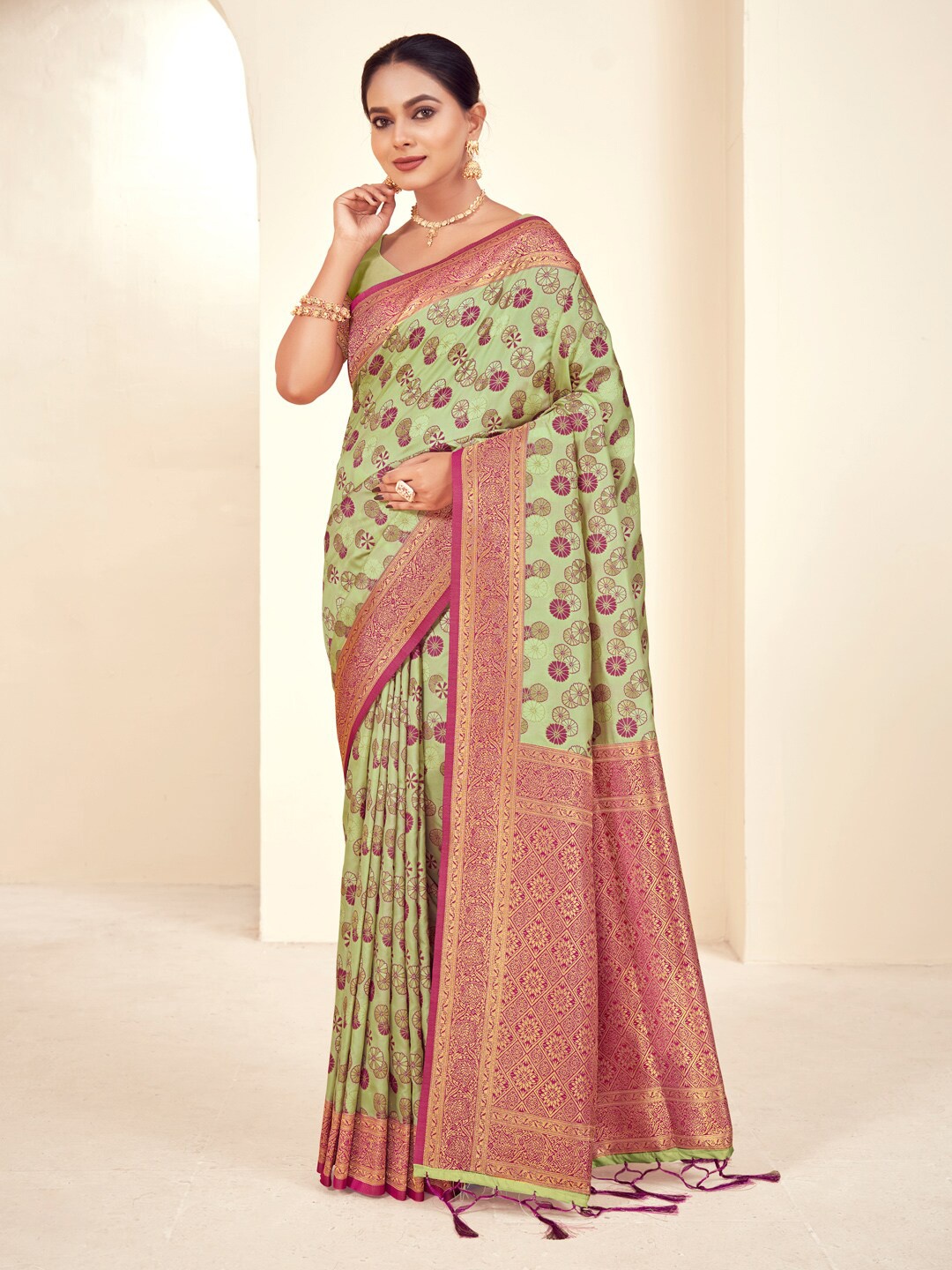 

SANGAM PRINTS Floral Printed Zari Saree, Green